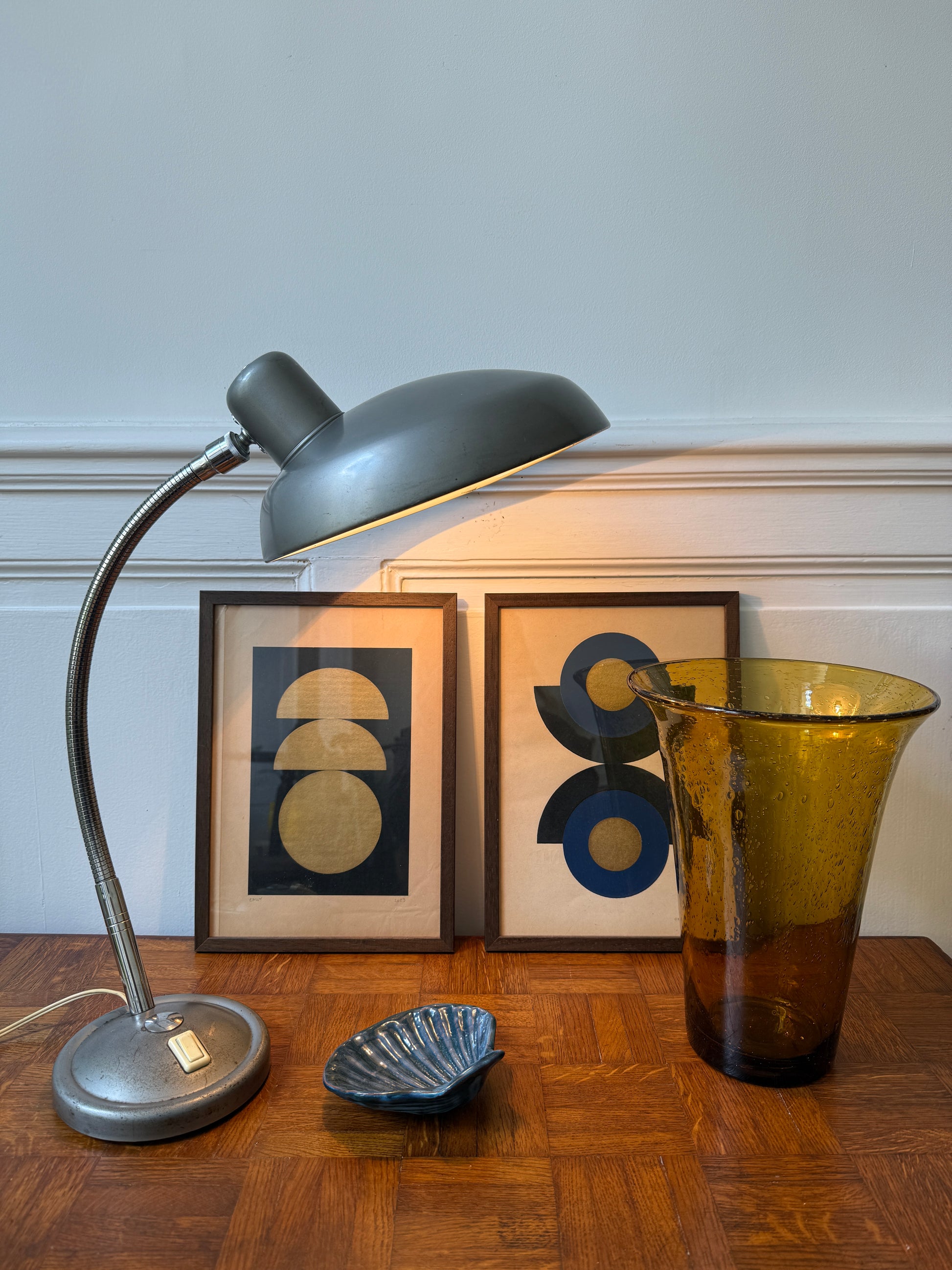 Lampe d'atelier en métal industrielle avec col de cygne, design robuste et élégant, éclairage ajustable pour espace de travail.