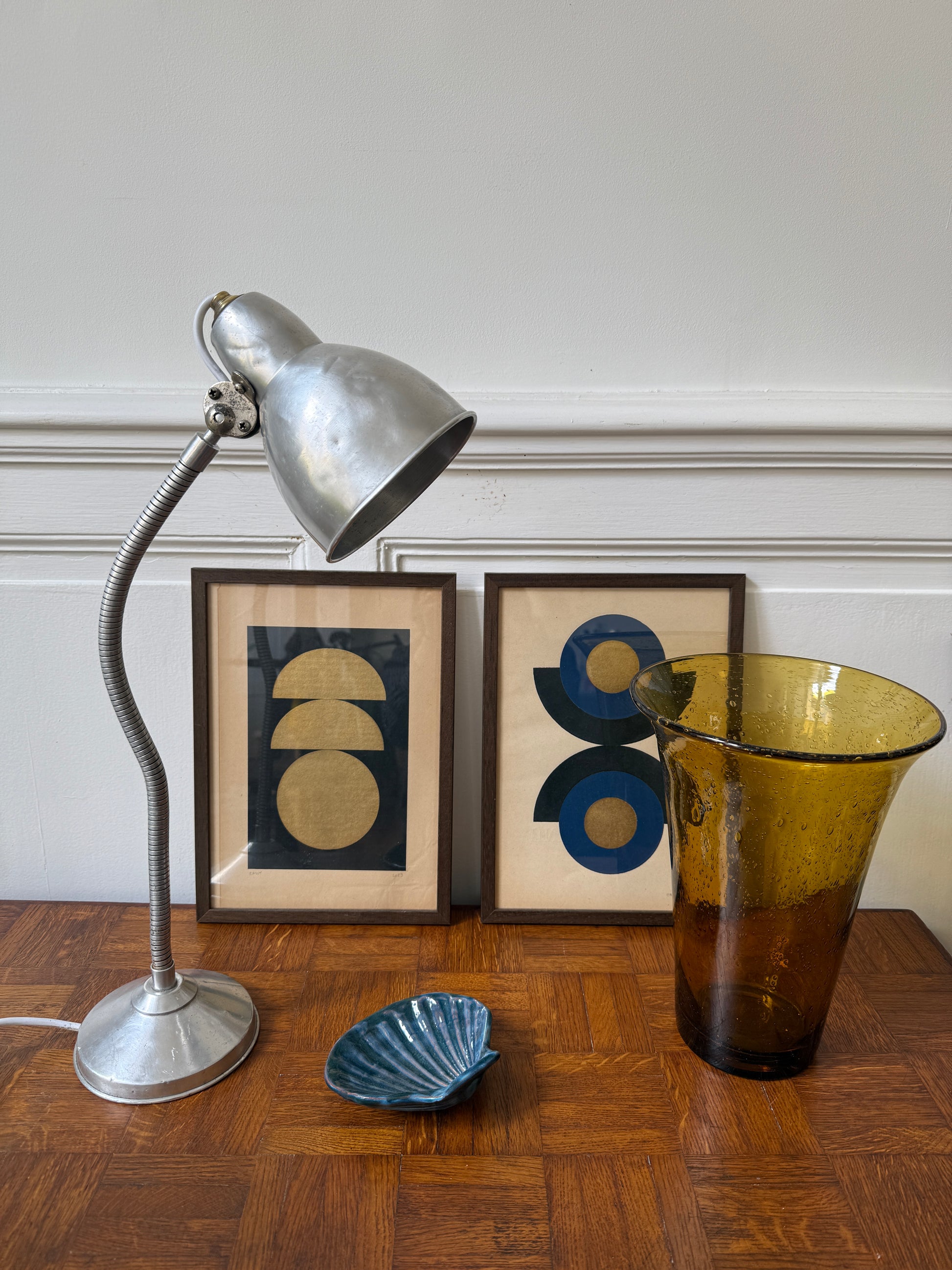 Lampe de bureau industrielle articulée Razzia des années 50, avec bras flexible en métal et abat-jour vintage.