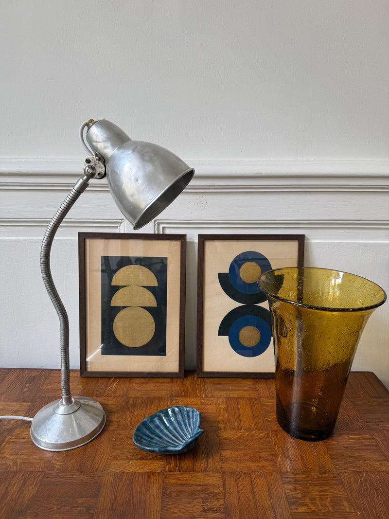 Lampe de bureau industrielle articulée Razzia des années 50, avec bras flexible en métal et abat-jour vintage.