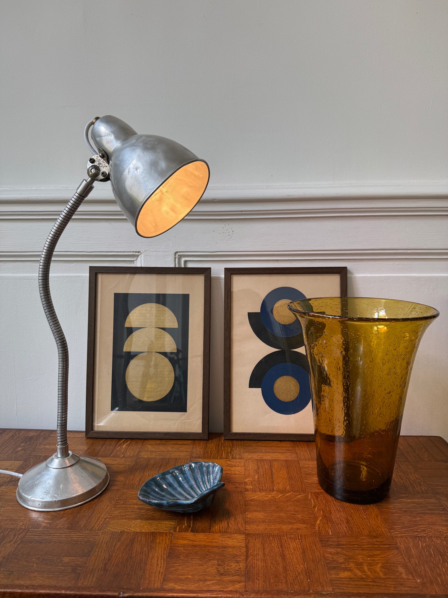 Lampe de bureau industrielle articulée Razzia des années 50, avec bras réglable et design vintage en métal noir.