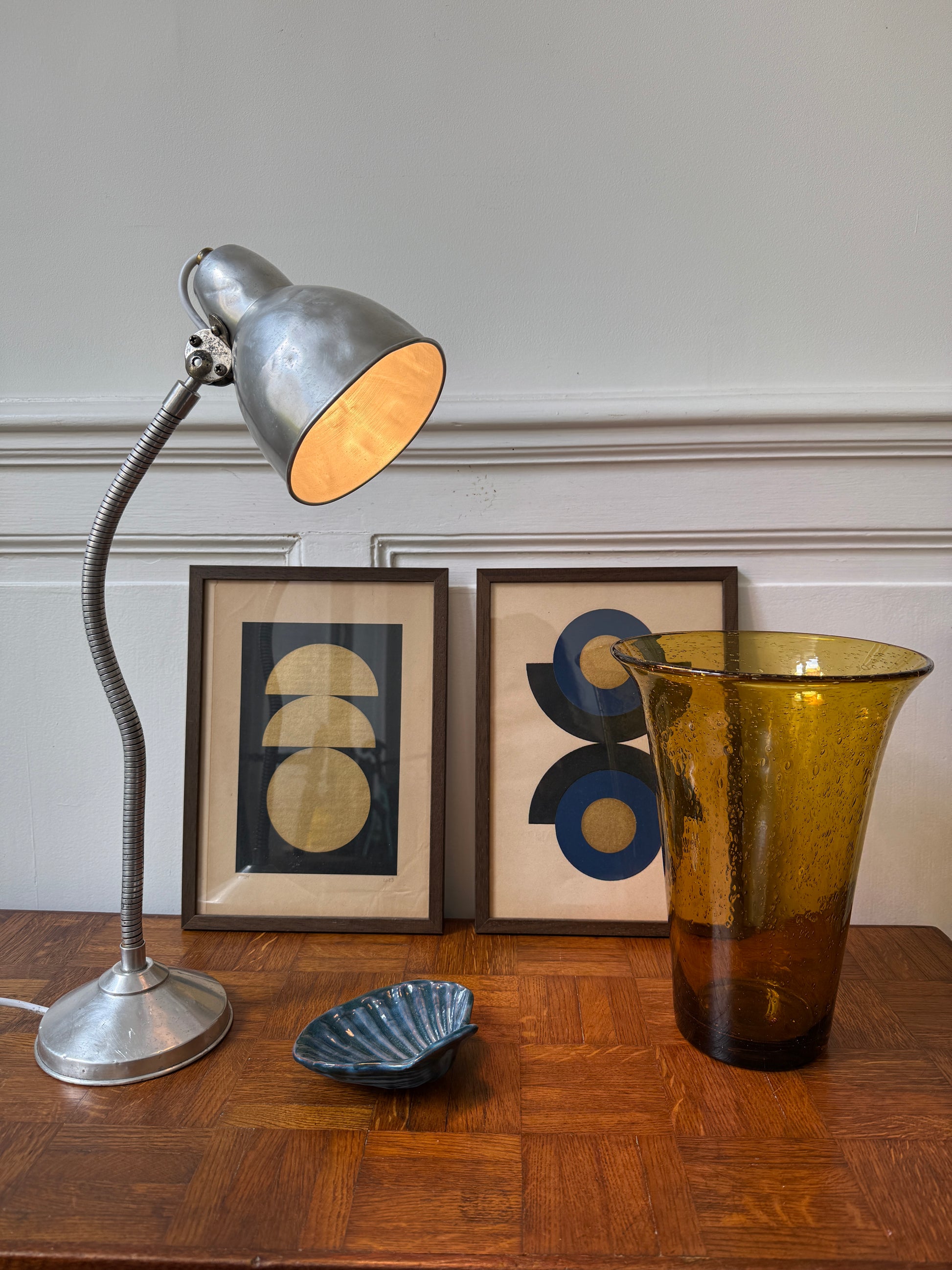 Lampe de bureau industrielle articulée Razzia des années 50, avec bras réglable et design vintage en métal noir.