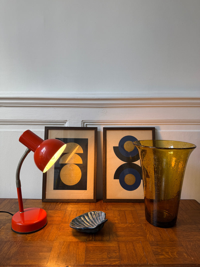 Lampe de bureau rouge Razzia au style vintage avec abat-jour en métal et finition rétro, éclairage d'appoint élégant.