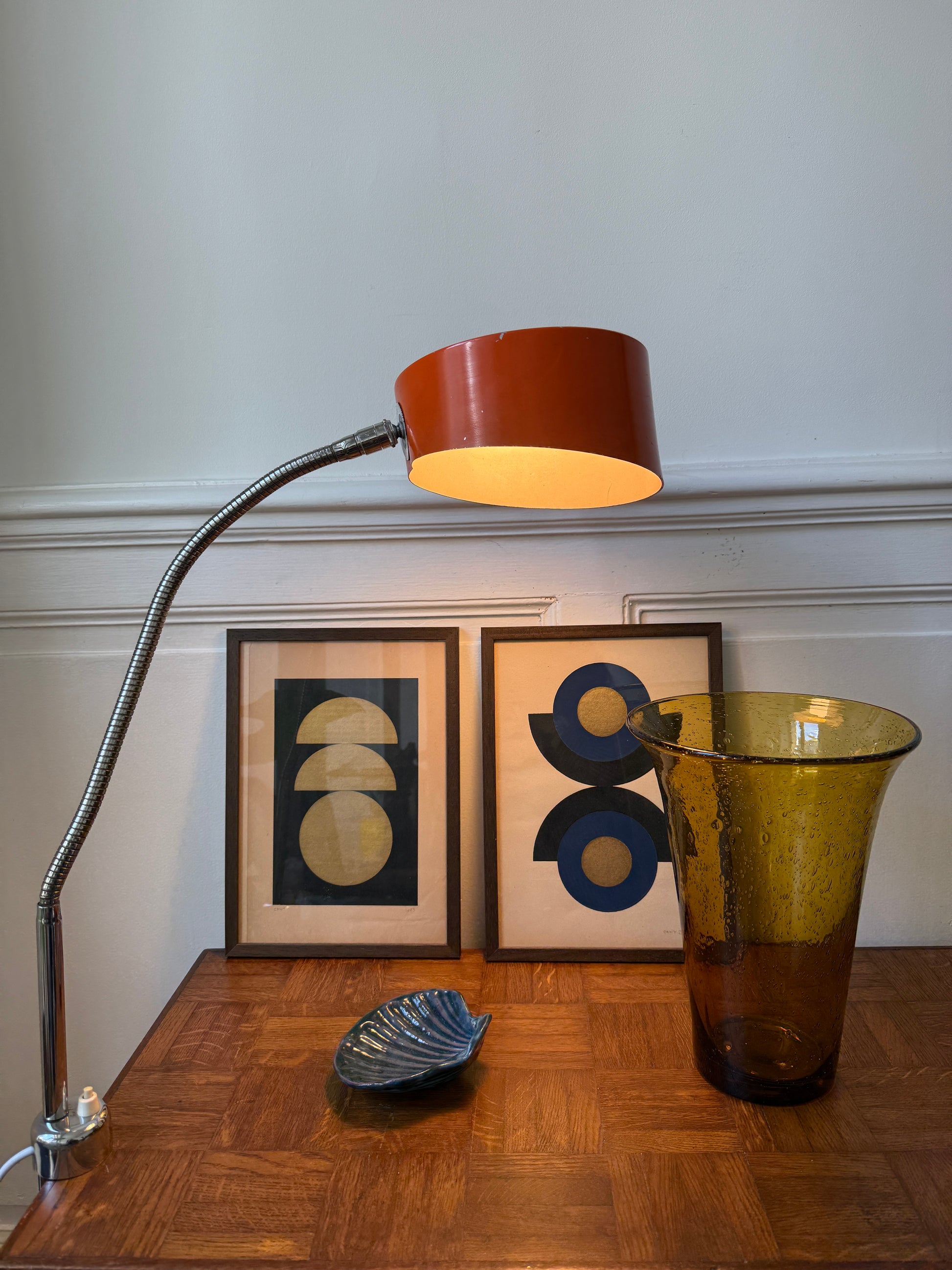 Lampe d’atelier orange Razzia des années 70 avec étau, design vintage, en métal robuste, éclairage industriel.