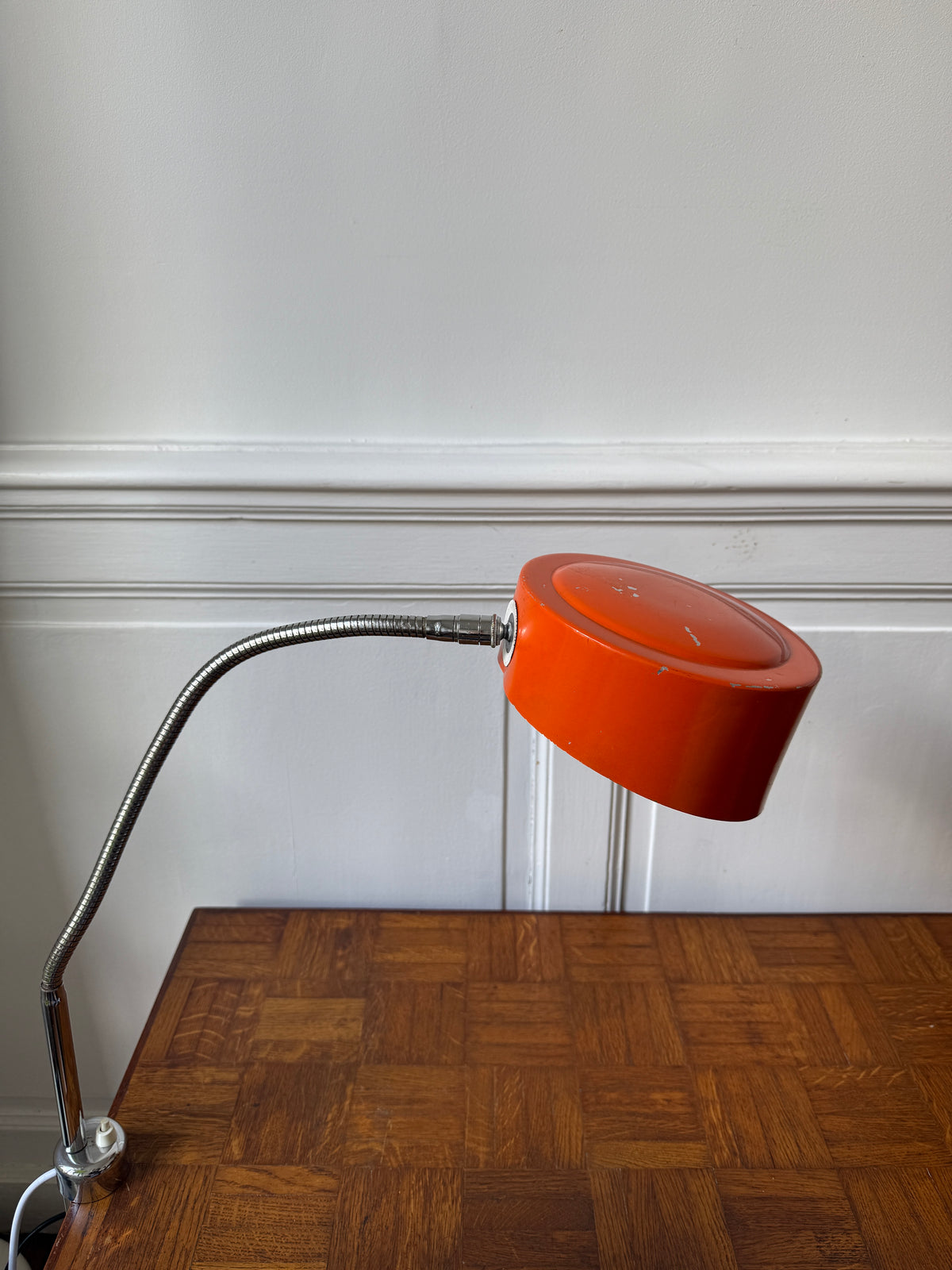 Lampe d’atelier orange à étau – années 70