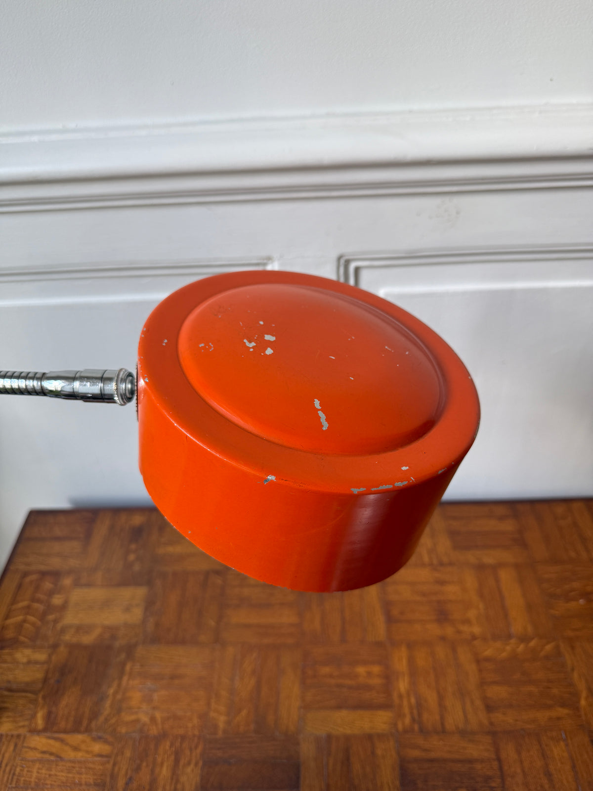 Lampe d’atelier orange à étau – années 70