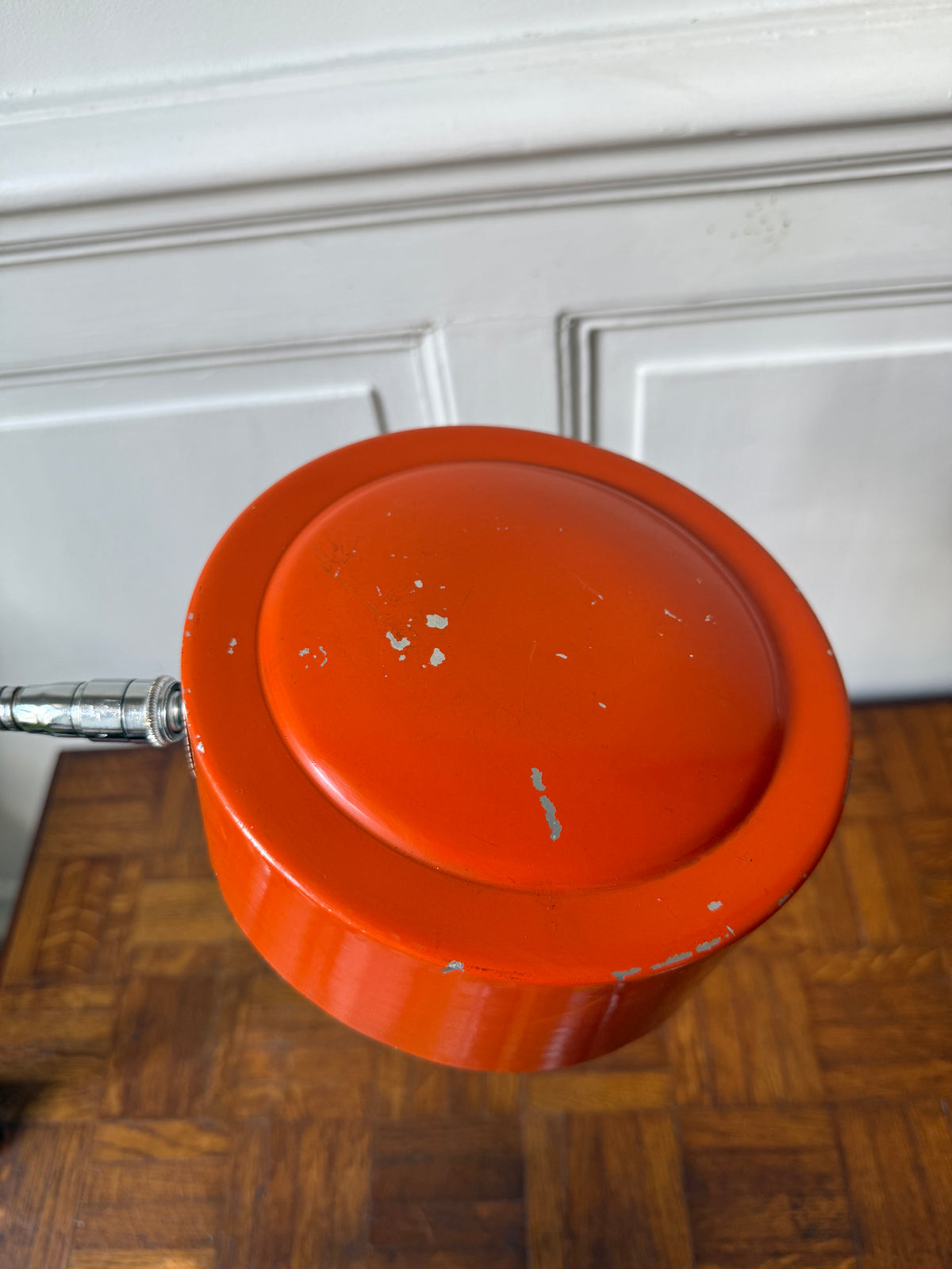 Lampe d’atelier orange à étau – années 70