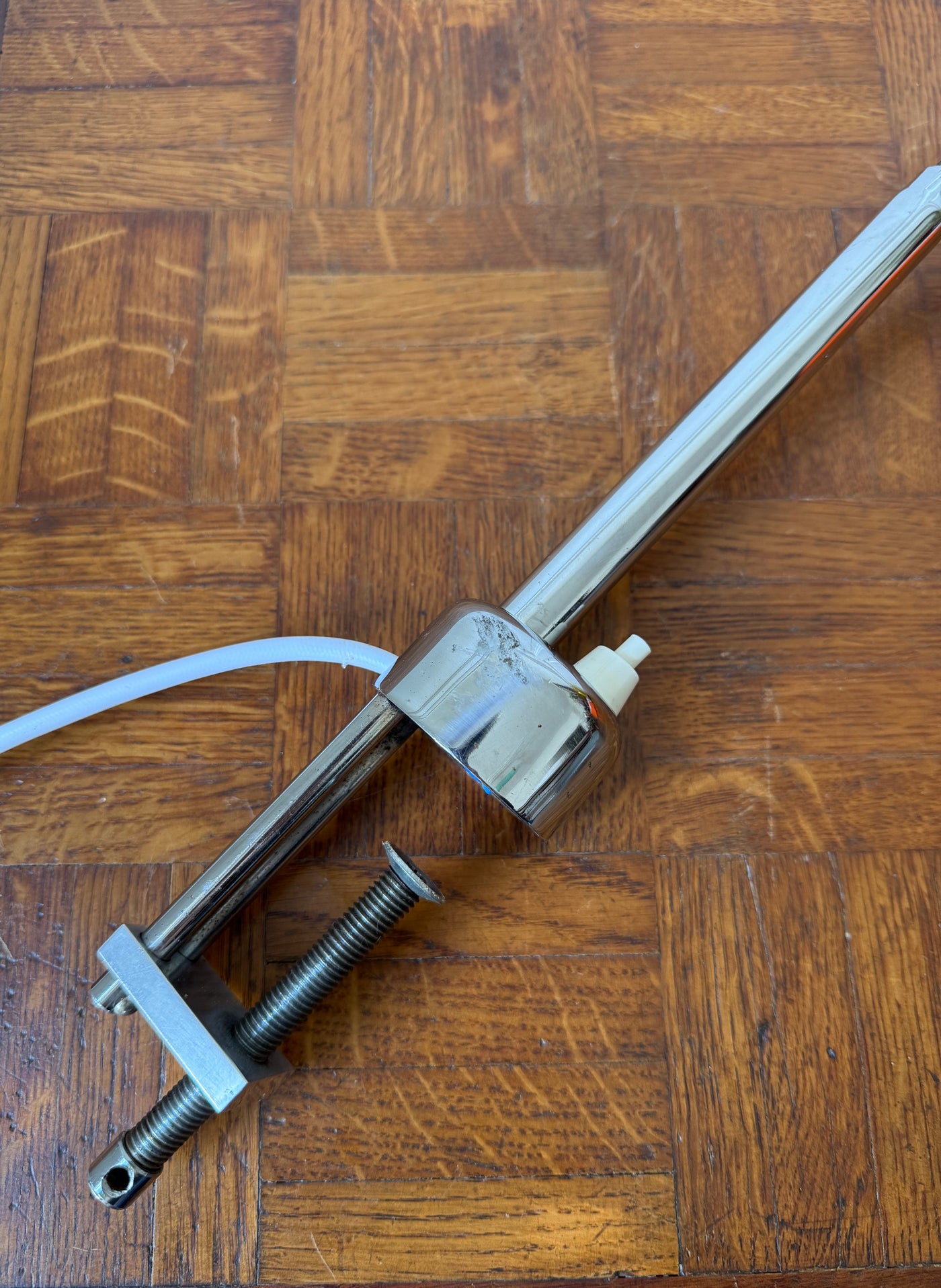 Lampe d’atelier orange à étau – années 70