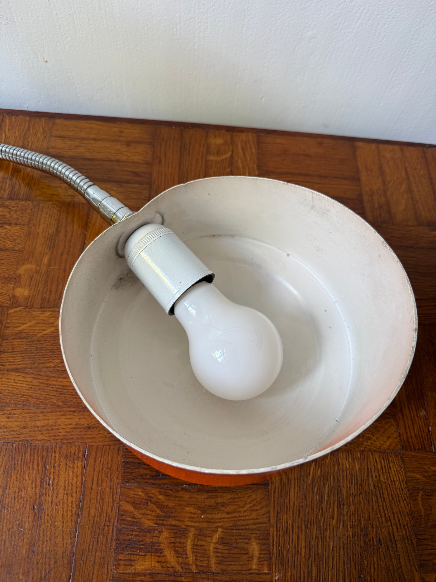 Lampe d’atelier orange à étau – années 70