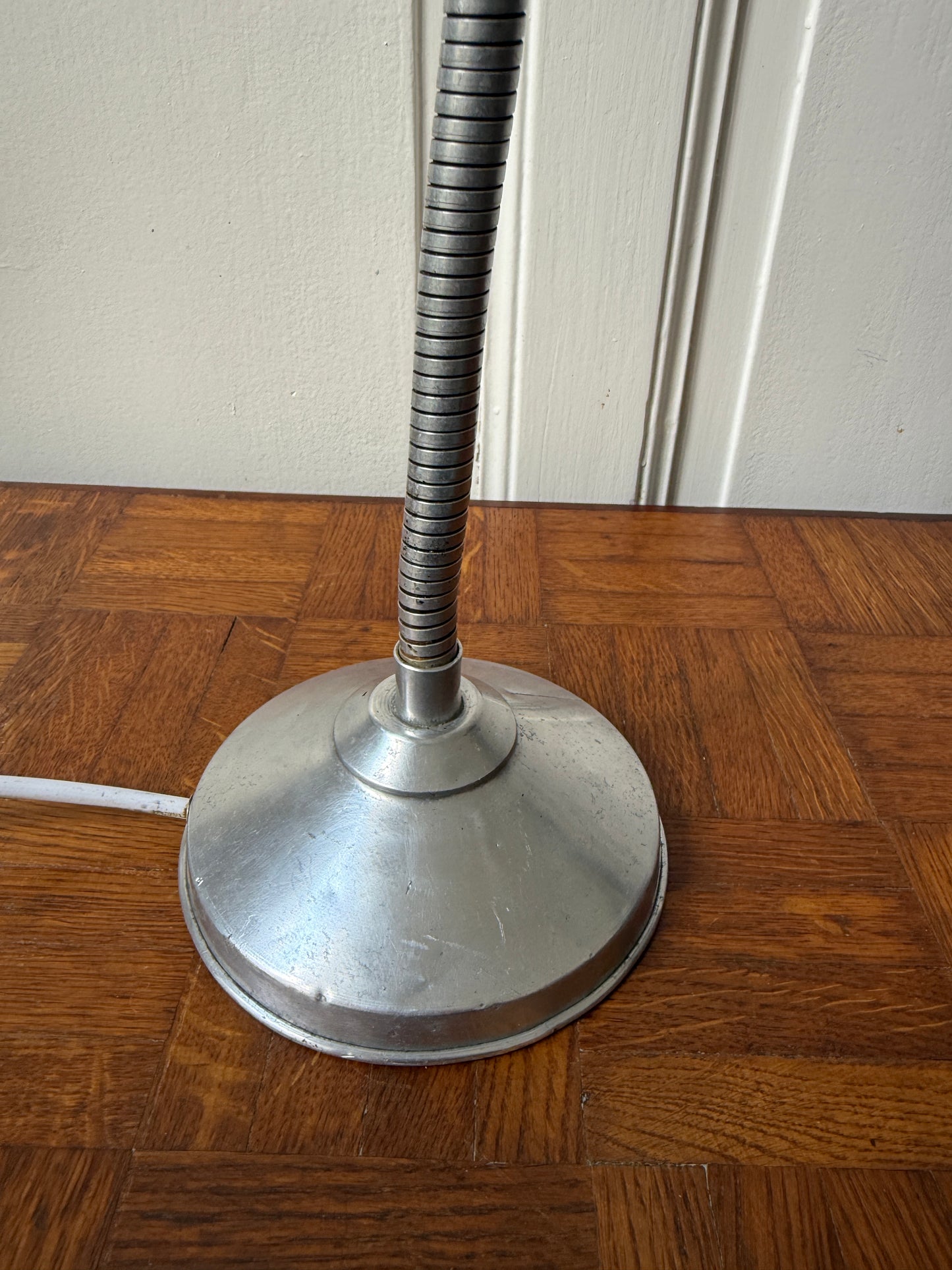 Lampe de bureau industrielle articulée Razzia des années 50, avec bras réglable et finition en métal noir.