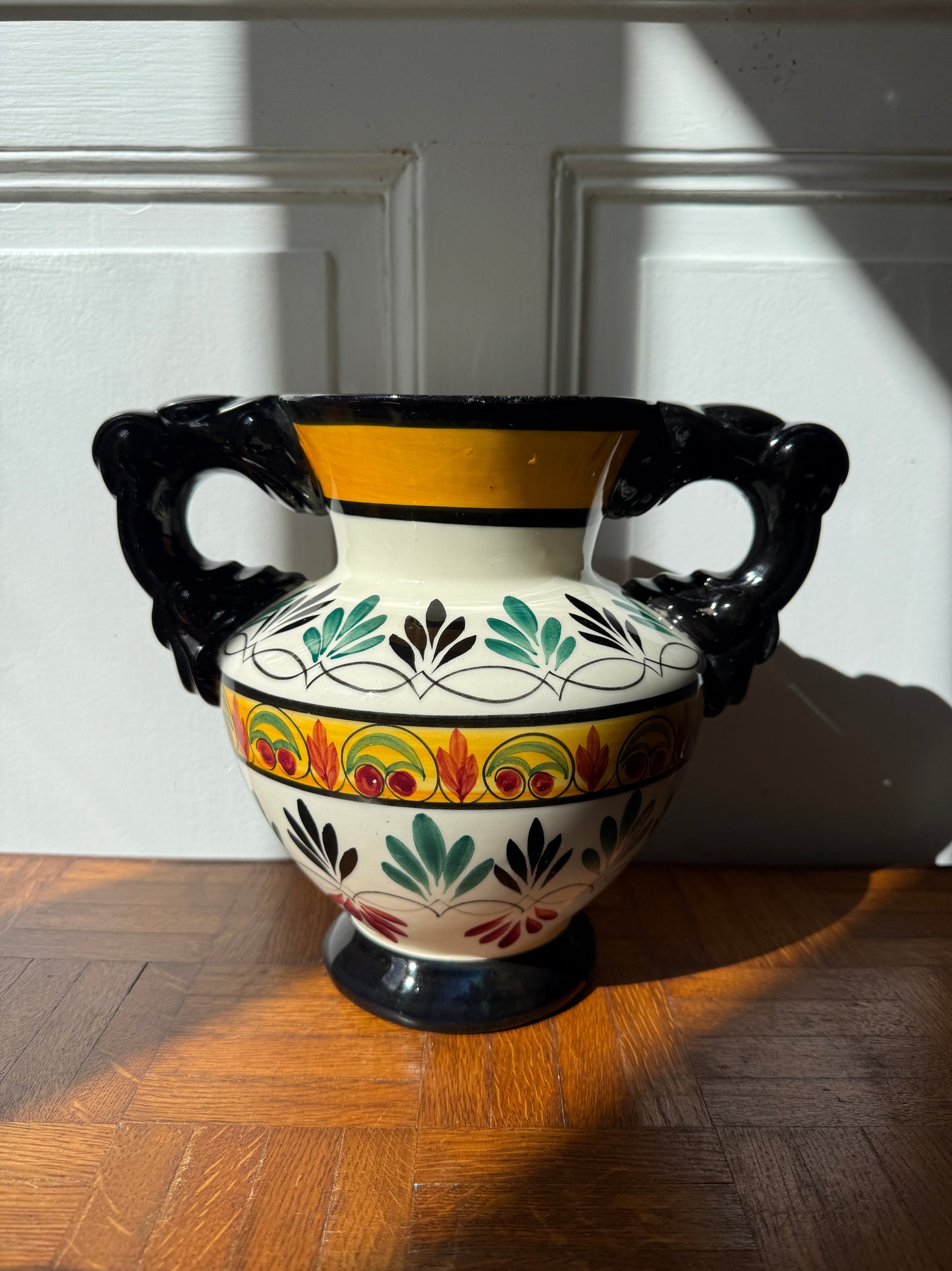 Vase Quimper en céramique Razzia avec décor peint main, motif traditionnel breton, finition colorée et détails artistiques visibles.