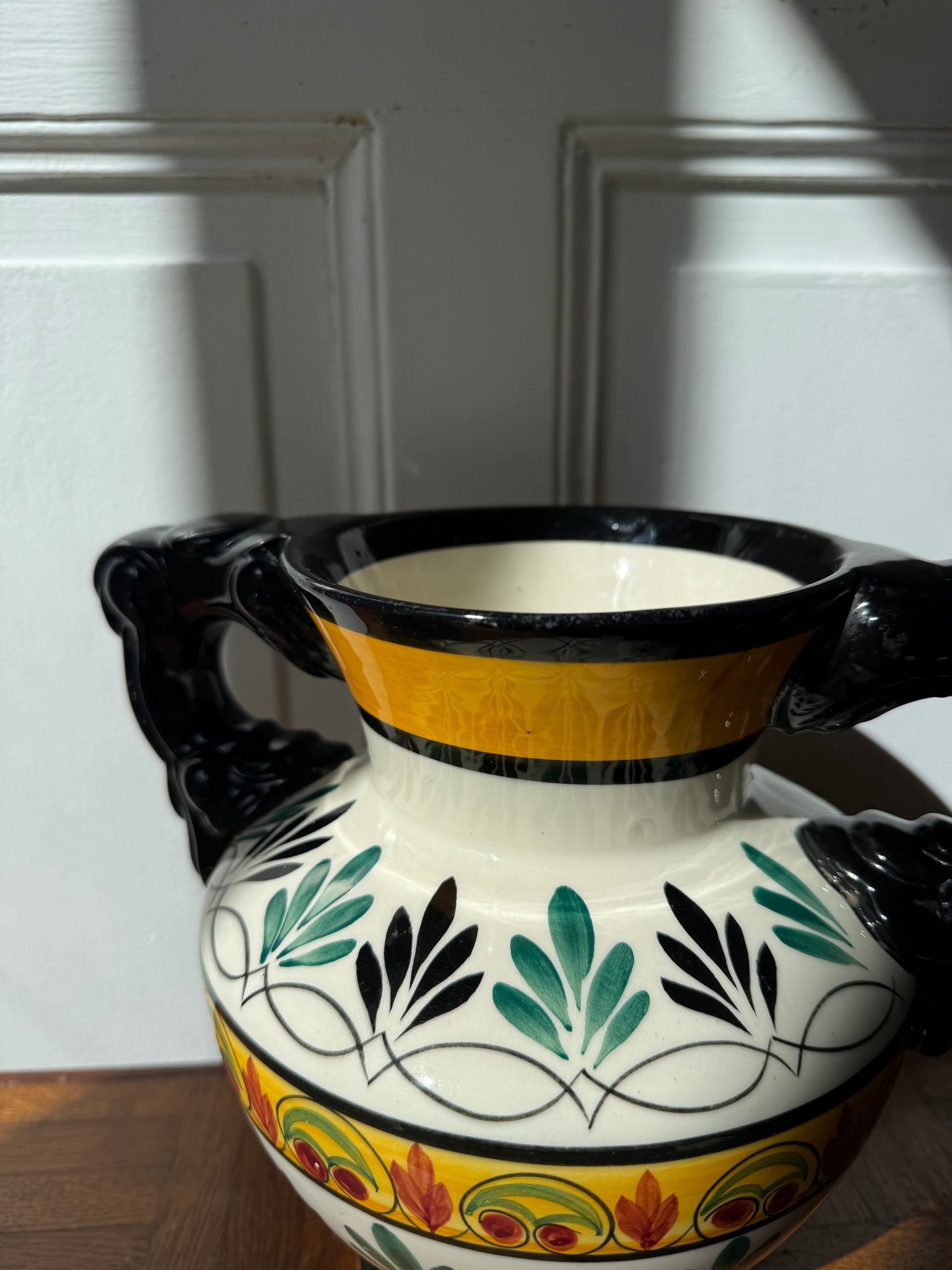 Vase Quimper en céramique Razzia avec décor peint main, motif traditionnel breton, finition brillante et artisanale.