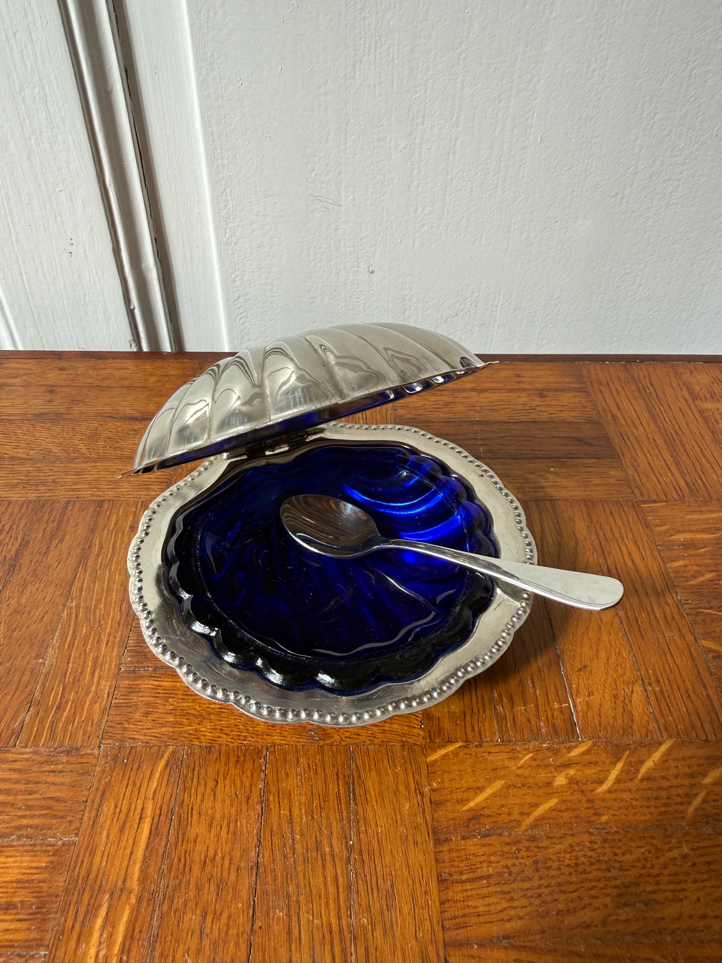 Beurrier coquillage en inox Razzia posé sur une table, design élégant et brillant pour servir du beurre.