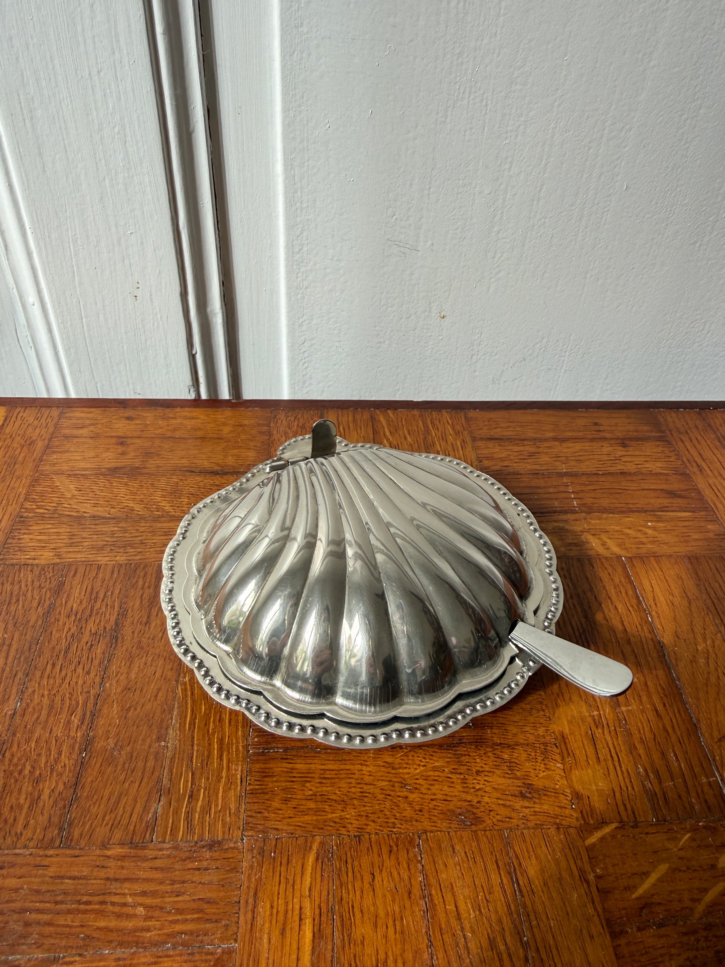Beurrier coquillage en inox Razzia, accessoire de cuisine élégant avec forme de coquillage pour beurre.