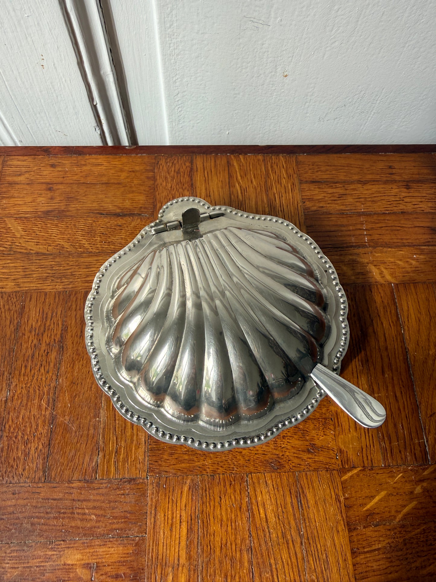 Beurrier coquillage en inox Razzia, bol à beurre en forme de coquillage brillant et élégant pour la cuisine.