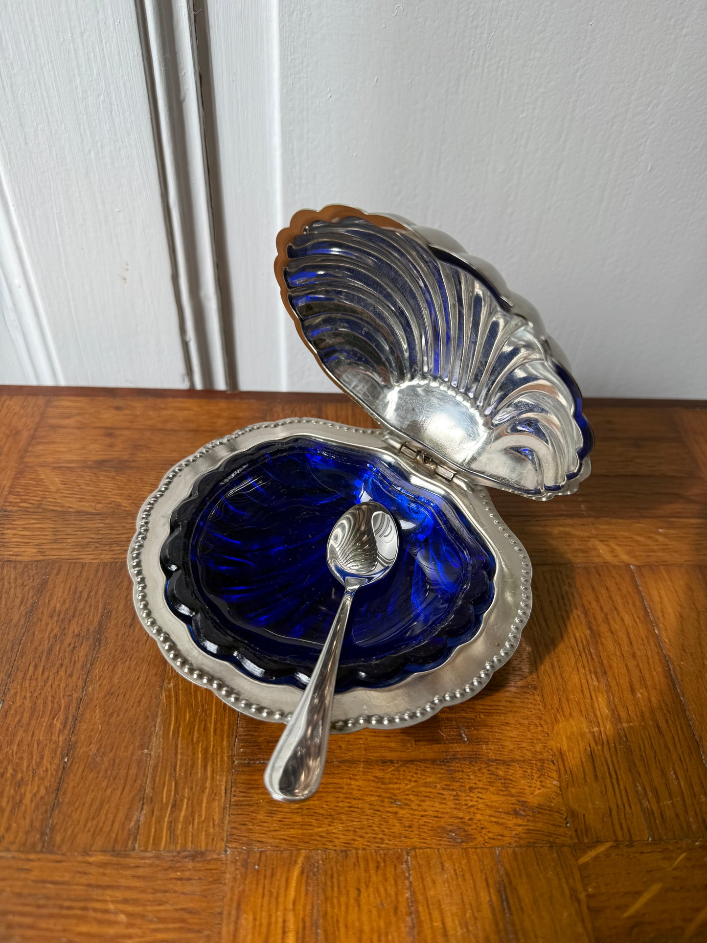 Beurrier coquillage en inox Razzia, design élégant avec motif en forme de coquillage, pour beurre ou autres condiments.