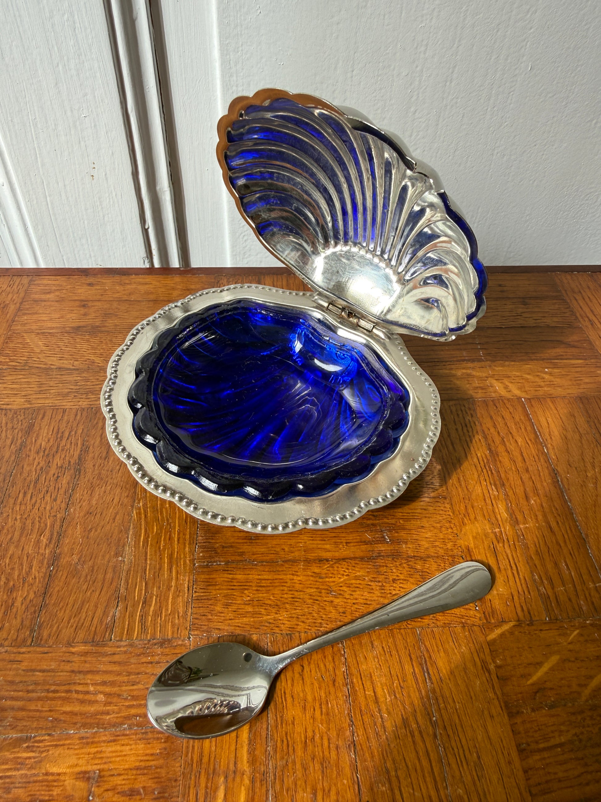 Beurrier coquillage en inox Razzia, design élégant, rempli de beurre, placé sur une table en bois.