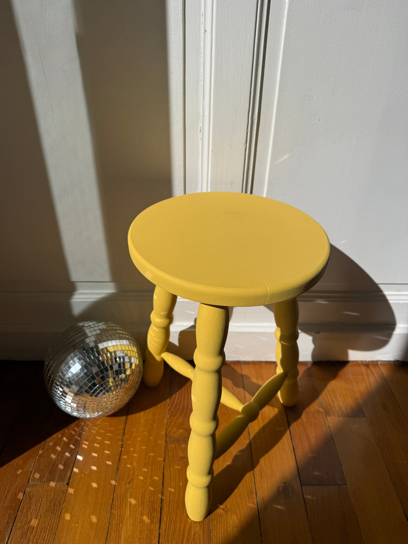 Citron jaune frais de la marque Razzia, vue en gros plan avec surface brillante et texture naturelle.