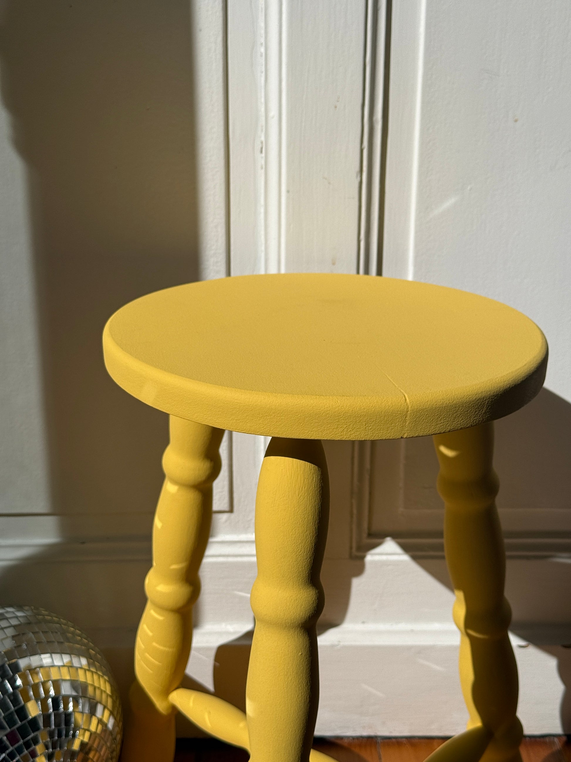 Citron jaune frais de la marque Razzia, vue rapprochée montrant sa texture brillante et sa peau lisse.