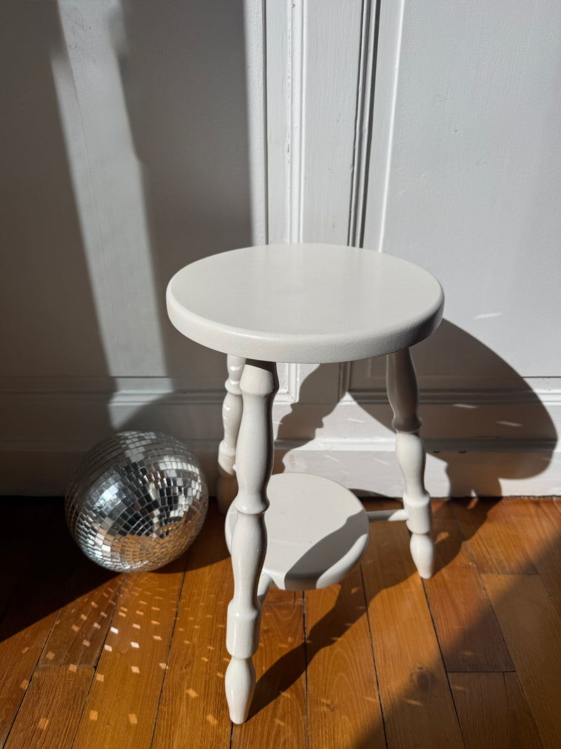 Assiette en porcelaine Razzia, design élégant blanc avec motifs délicats, vue de face sur une table.