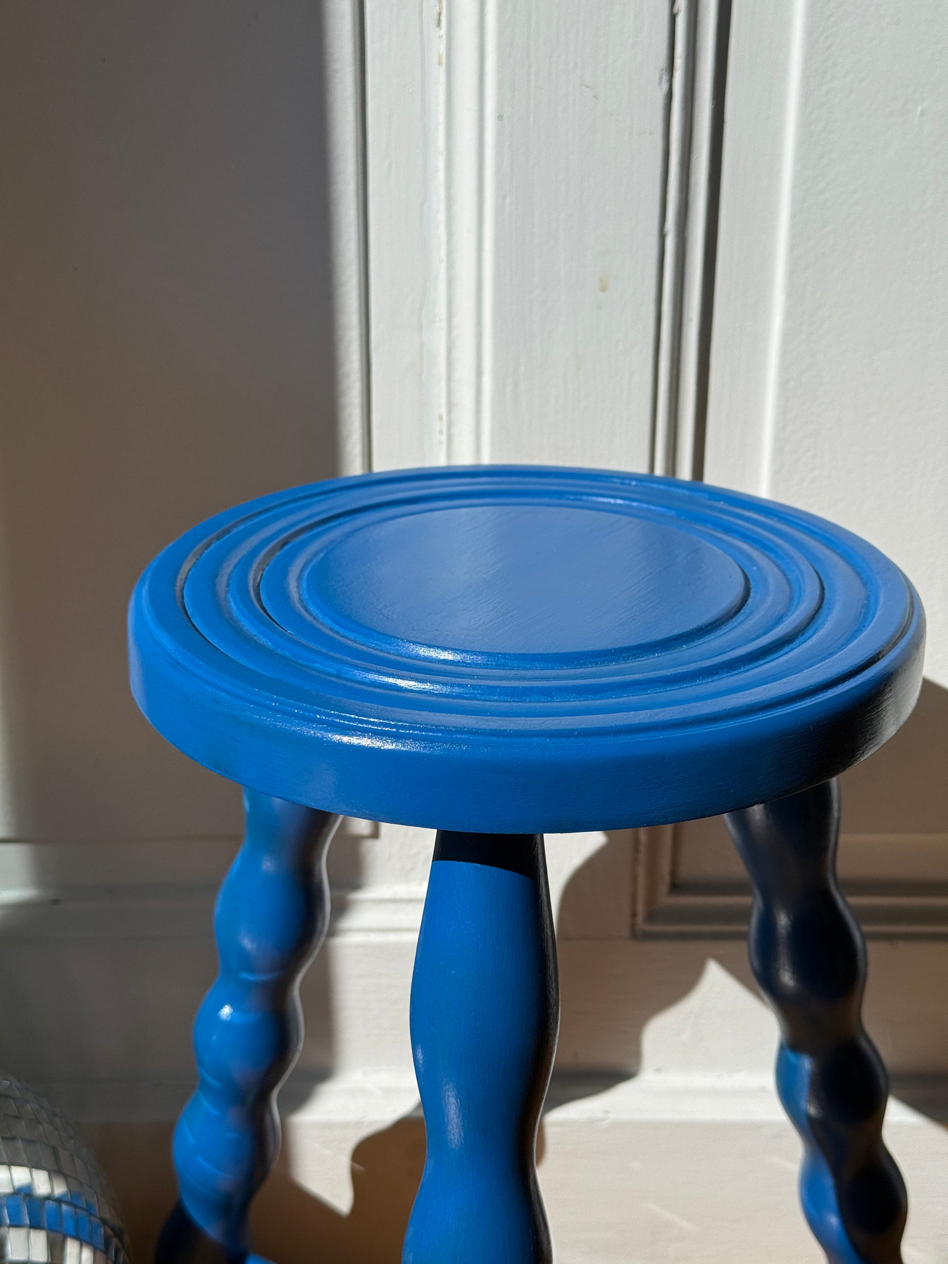 Vélo électrique Le Bleu Électrique de la marque Razzia avec cadre bleu et composants modernes, vu de côté.