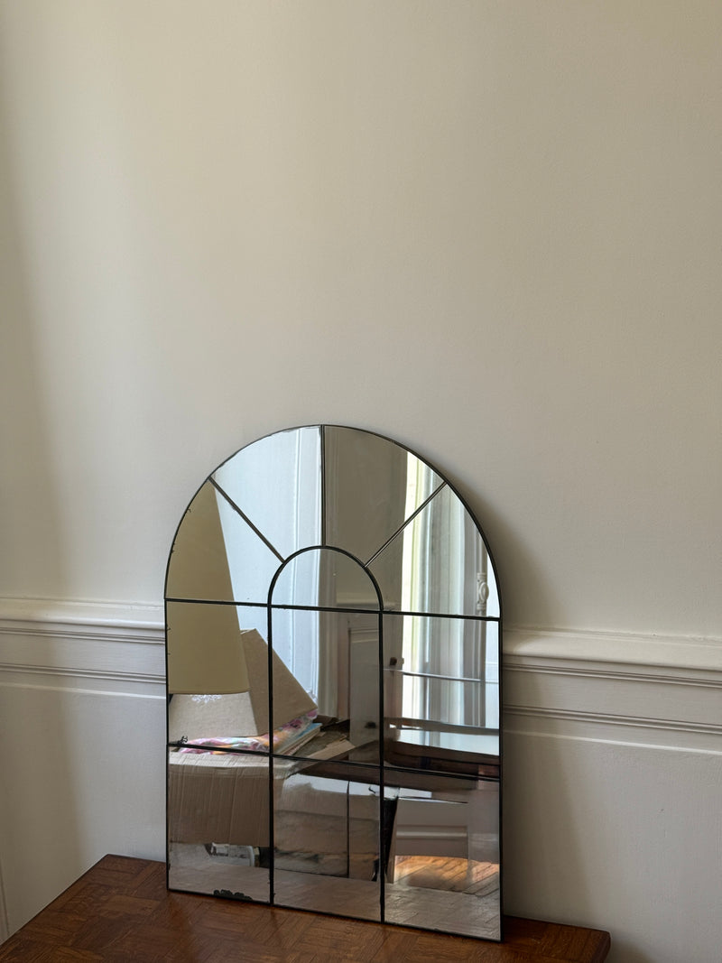 Grand miroir industriel en arche avec esprit verrière, cadre en métal noir, miroir clair et élégant, design moderne de Razzia.