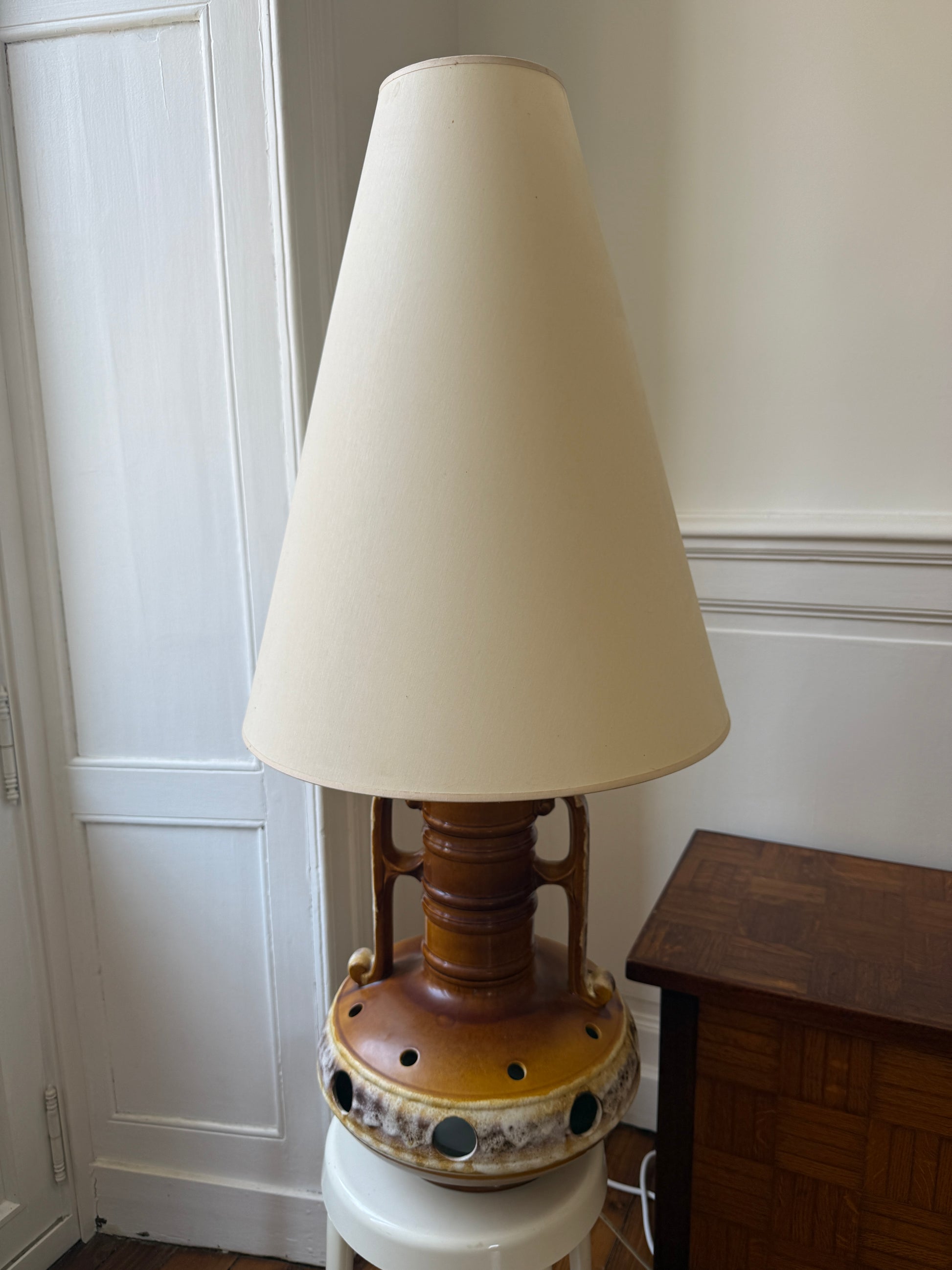 Lampe de sol en céramique Fat Lava Razzia, style mid-century années 60/70, avec motif coloré et finition vintage.