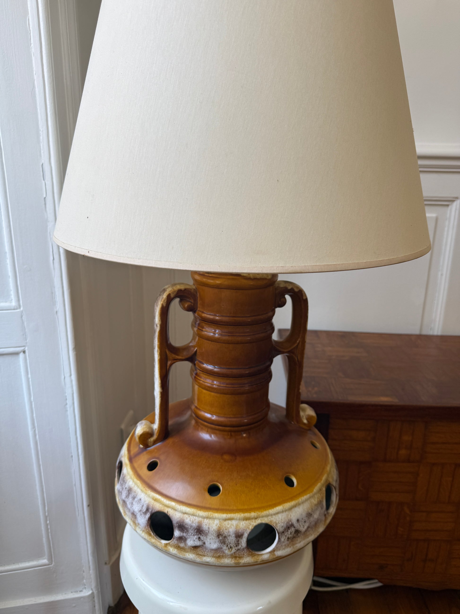 Lampe de sol en céramique Fat Lava Razzia, style mi-20e siècle, années 60/70, avec finition décorative en relief.