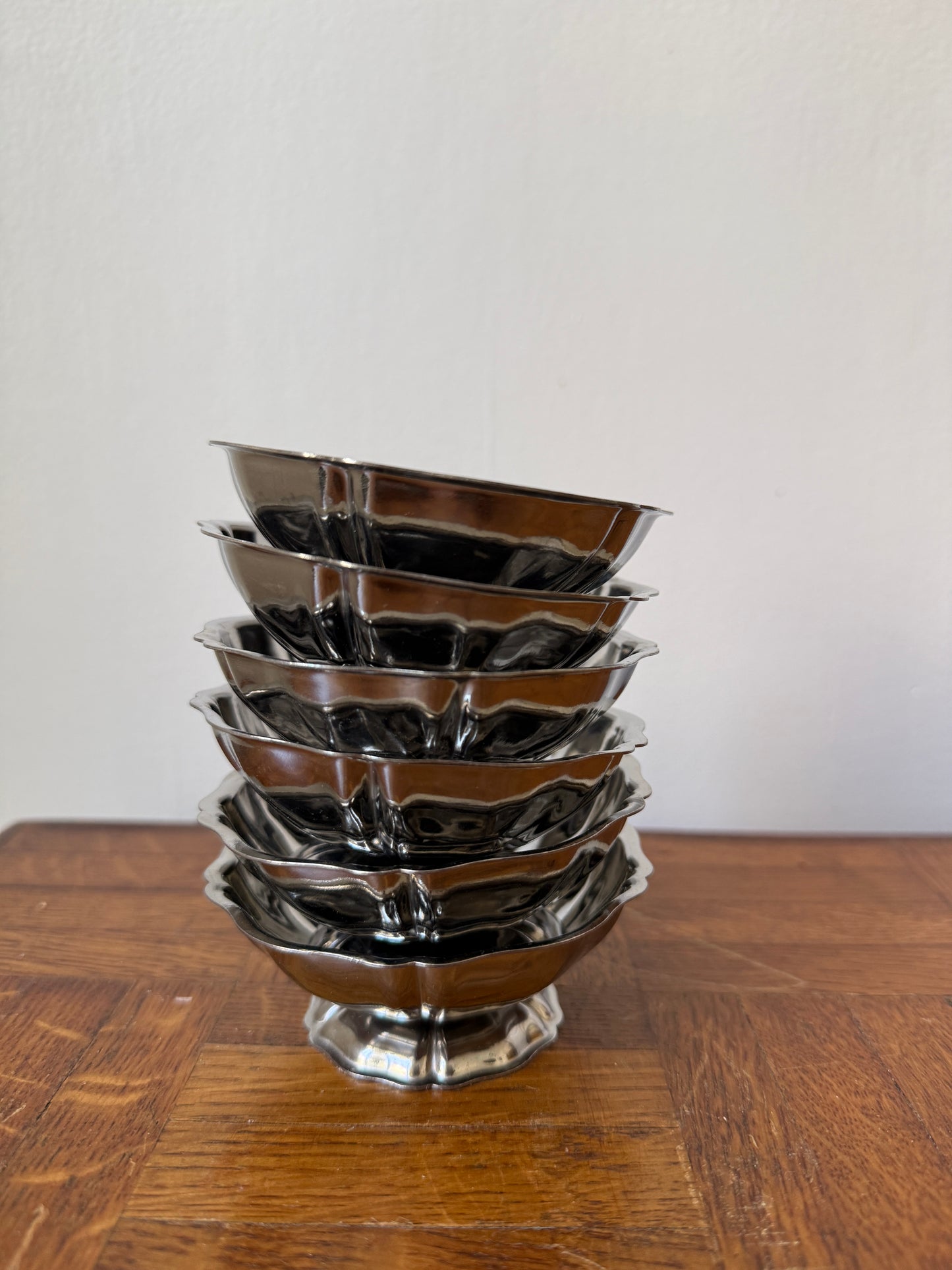 Six coupes en inox Razzia, élégantes et durables, disposées sur une surface, prêtes à être utilisées pour des boissons.