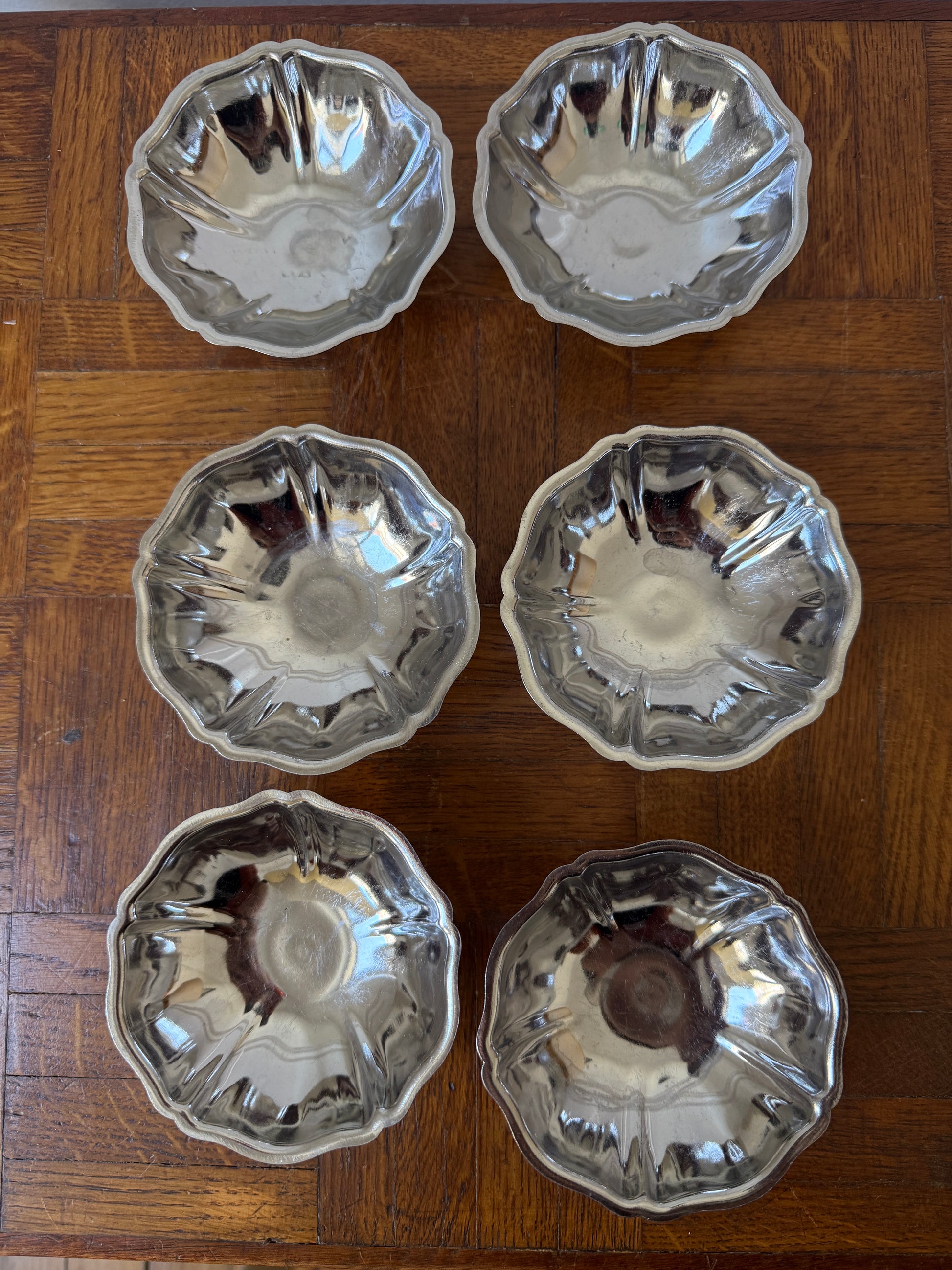 Six coupes en inox Razzia, élégantes et durables, disposées sur une surface en bois, prêtes pour la dégustation.