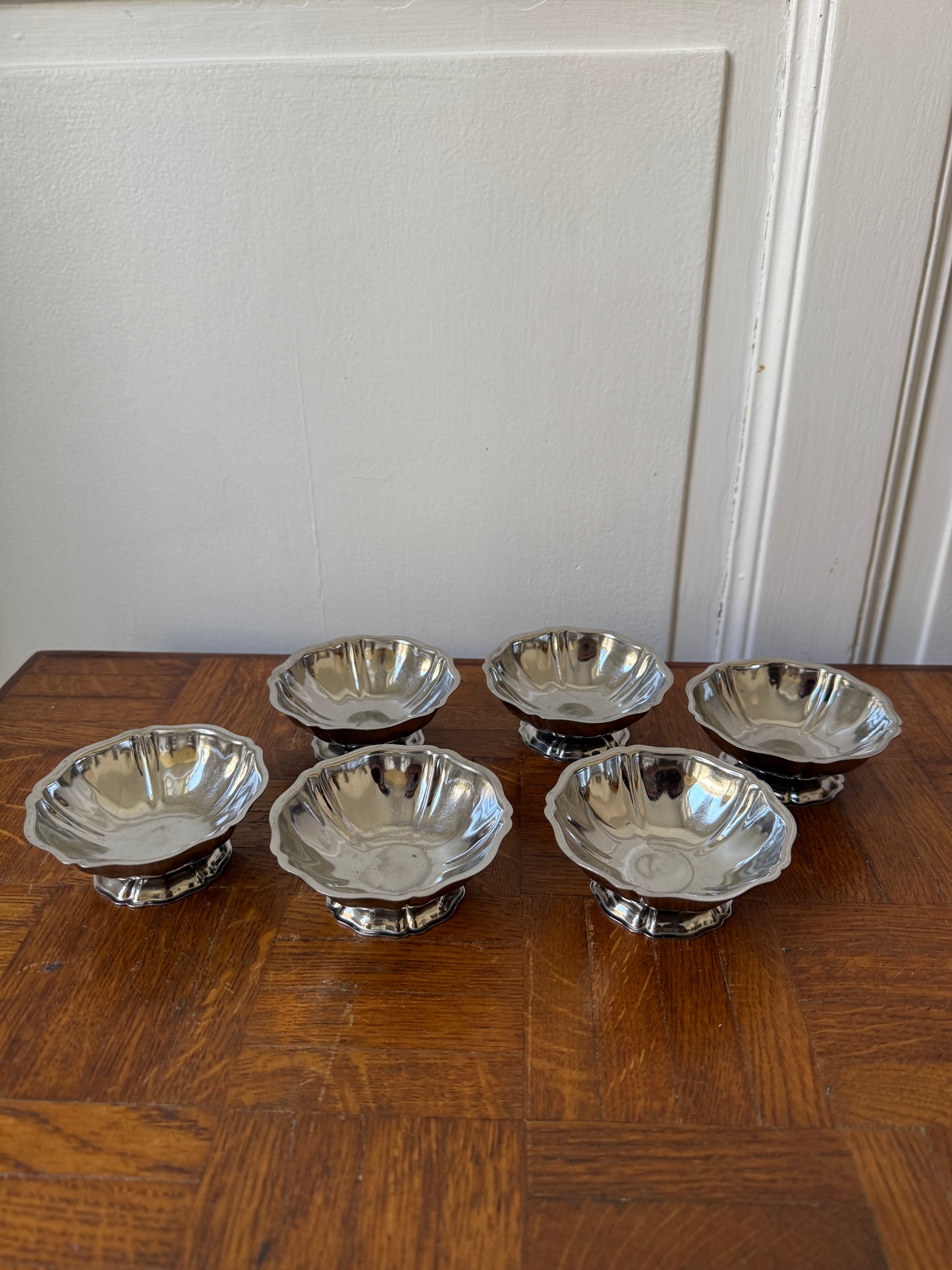 Lot de 6 coupes en inox Razzia posées sur une surface, élégantes et durables, parfaites pour servir des boissons.