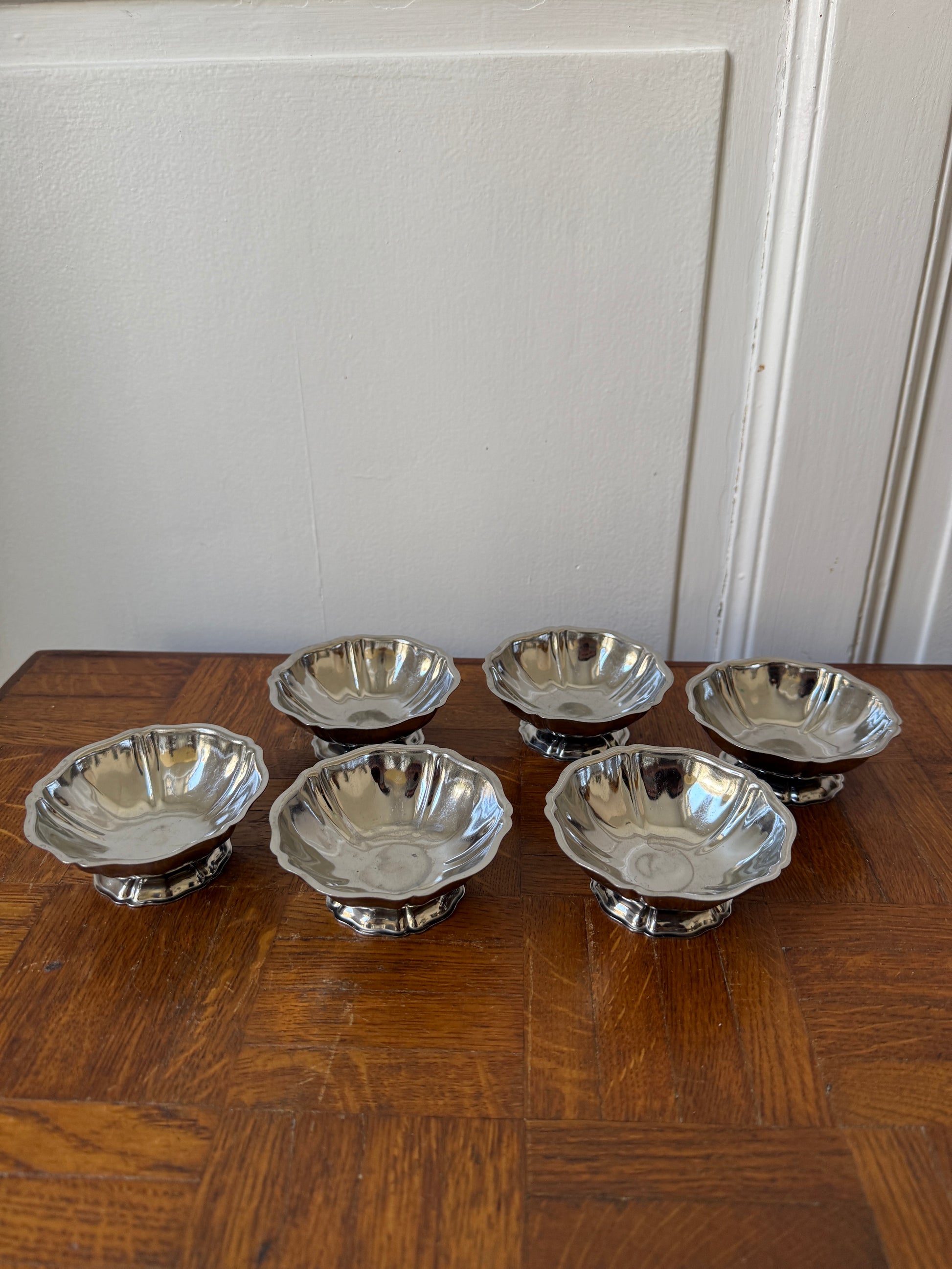 Lot de 6 coupes en inox Razzia posées sur une surface, élégantes et durables, parfaites pour servir des boissons.