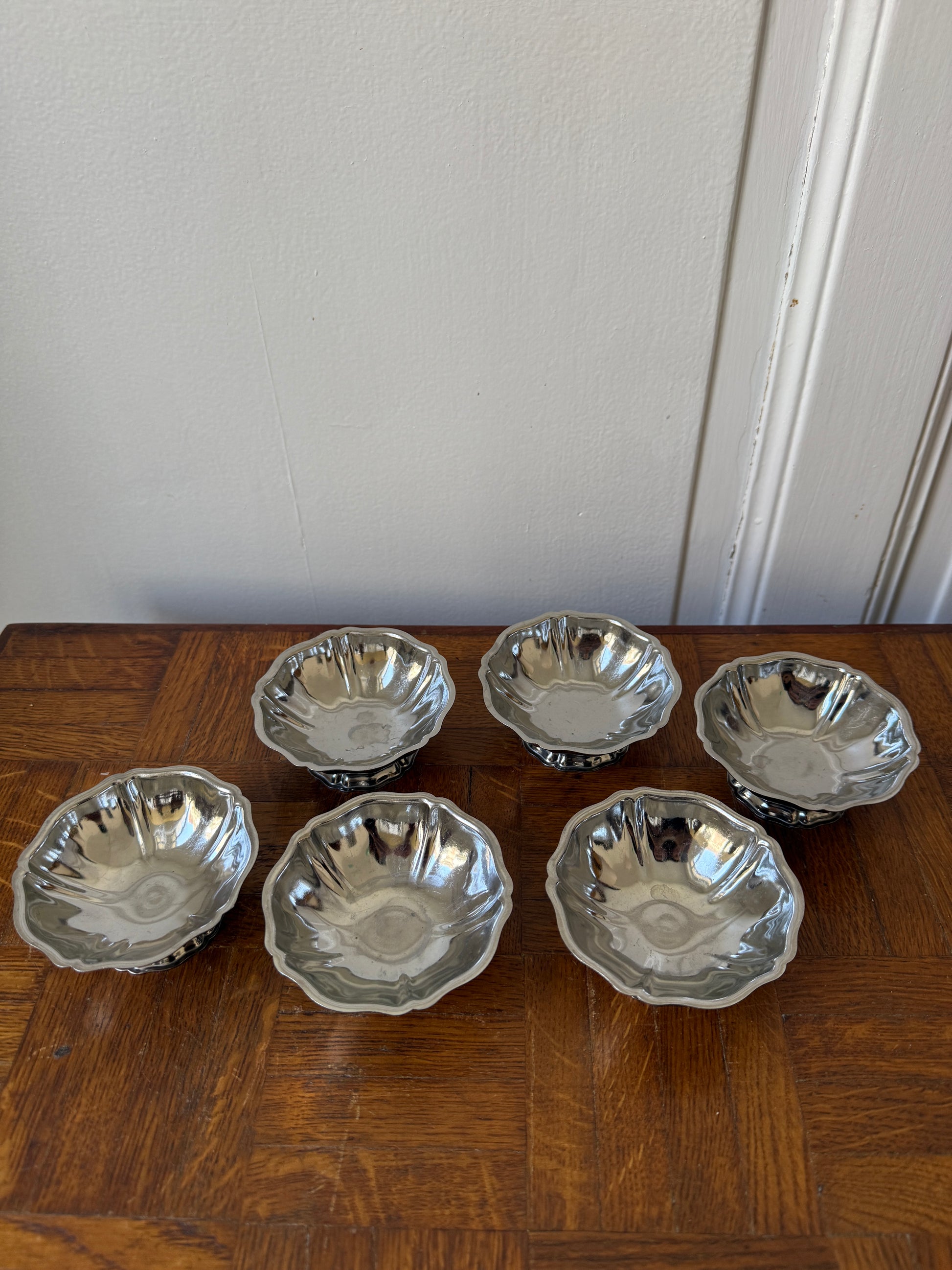 Six coupes en inox Razzia disposées sur une table, mettant en valeur leur design brillant et leur taille variée.