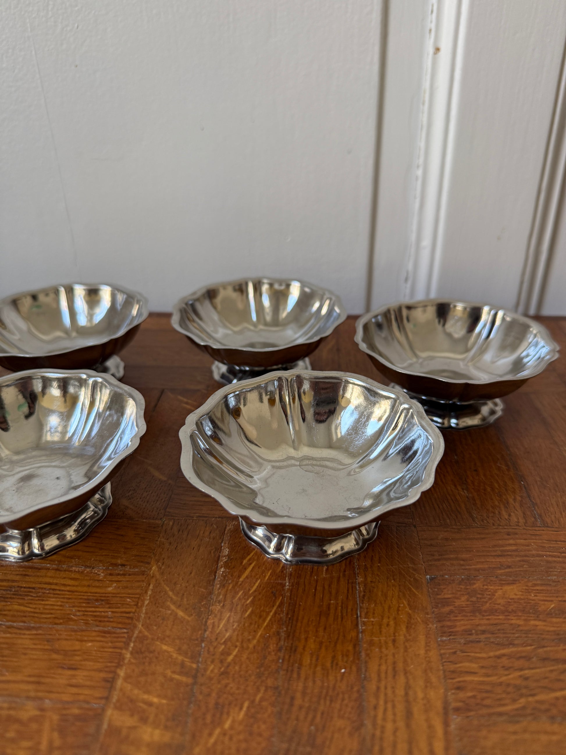 Six coupes en inox Razzia, élégantes et durables, avec un design moderne, parfaites pour servir des boissons.