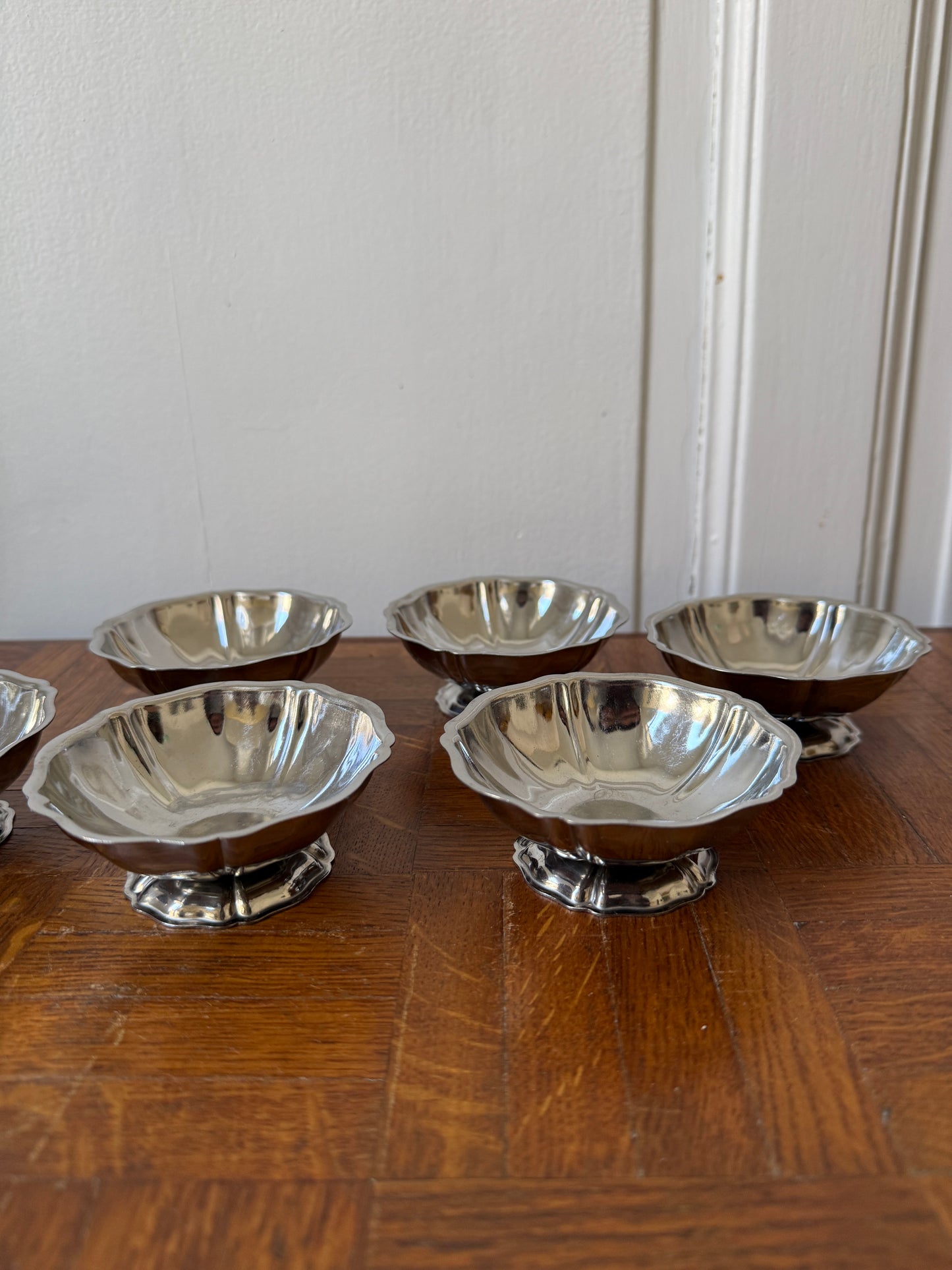 Six coupes en inox Razzia, élégantes et durables, disposées sur une surface claire, parfaites pour boissons froides.