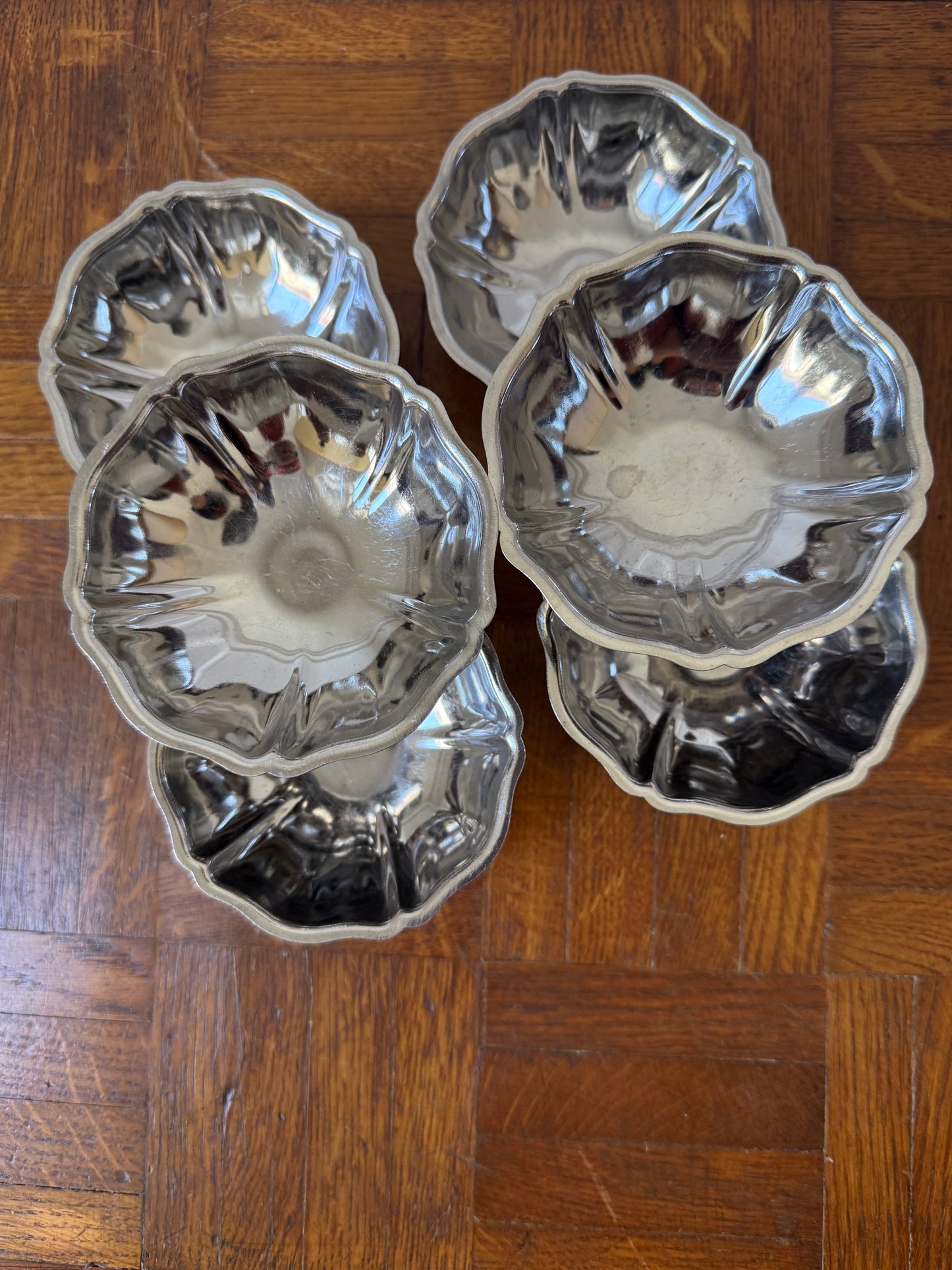 Six coupes en inox de la marque Razzia, disposées côte à côte, avec une finition brillante et élégante.