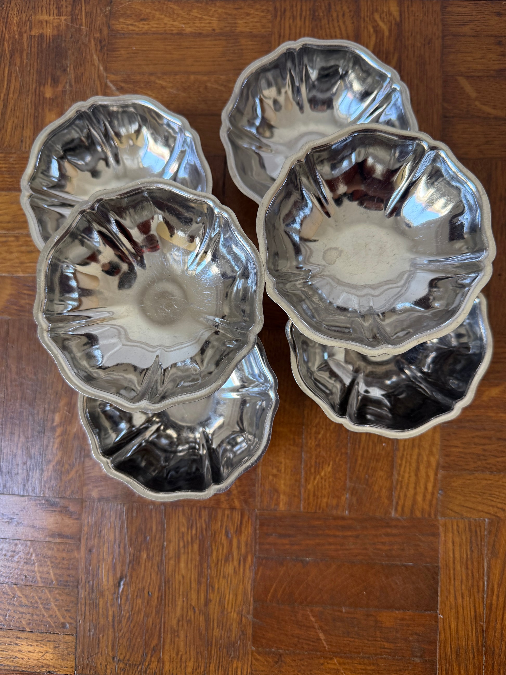 Six coupes en inox de la marque Razzia, disposées côte à côte, avec une finition brillante et élégante.