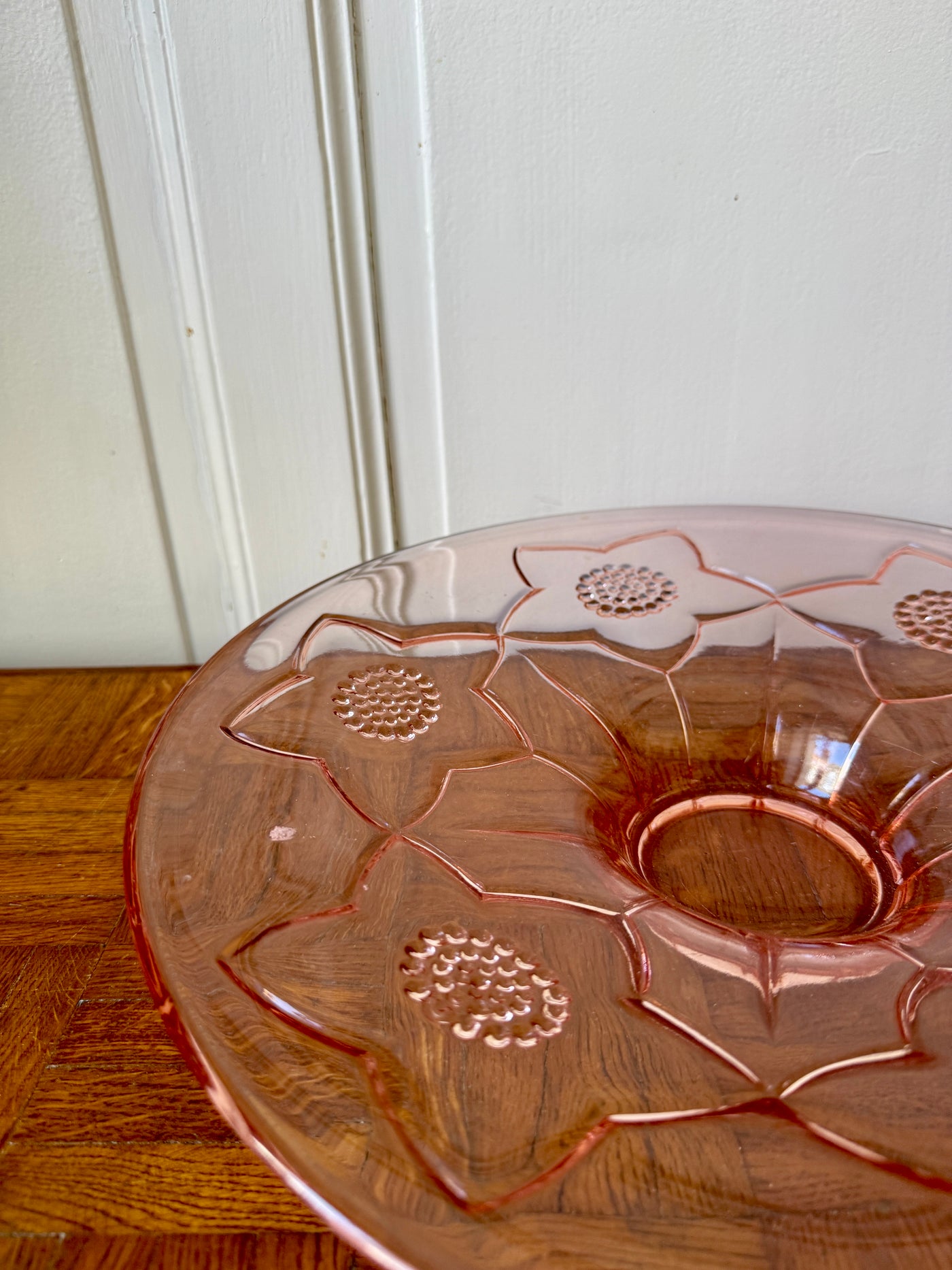Plat en rosaline - motifs floraux