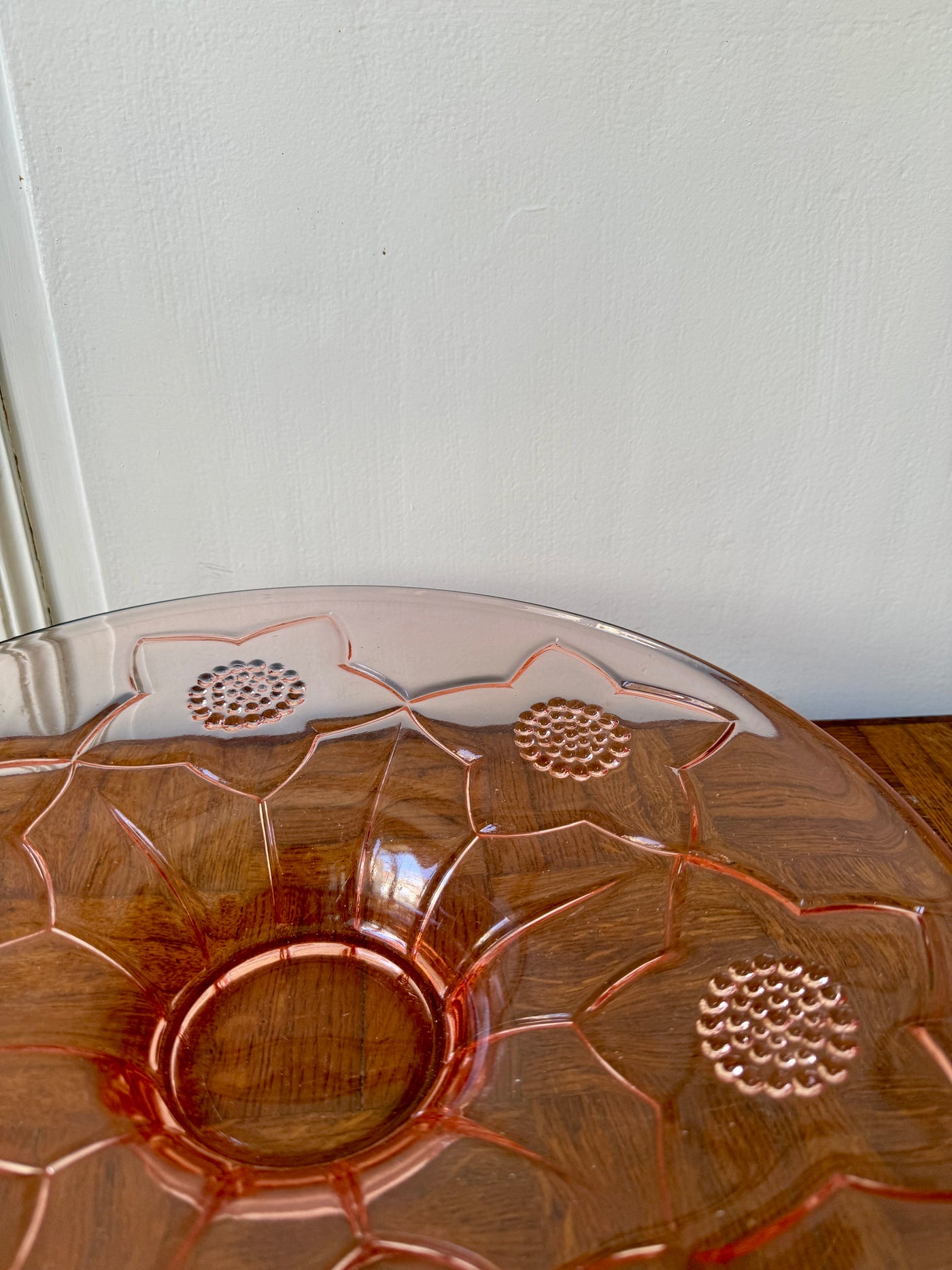Plat en rosaline - motifs floraux