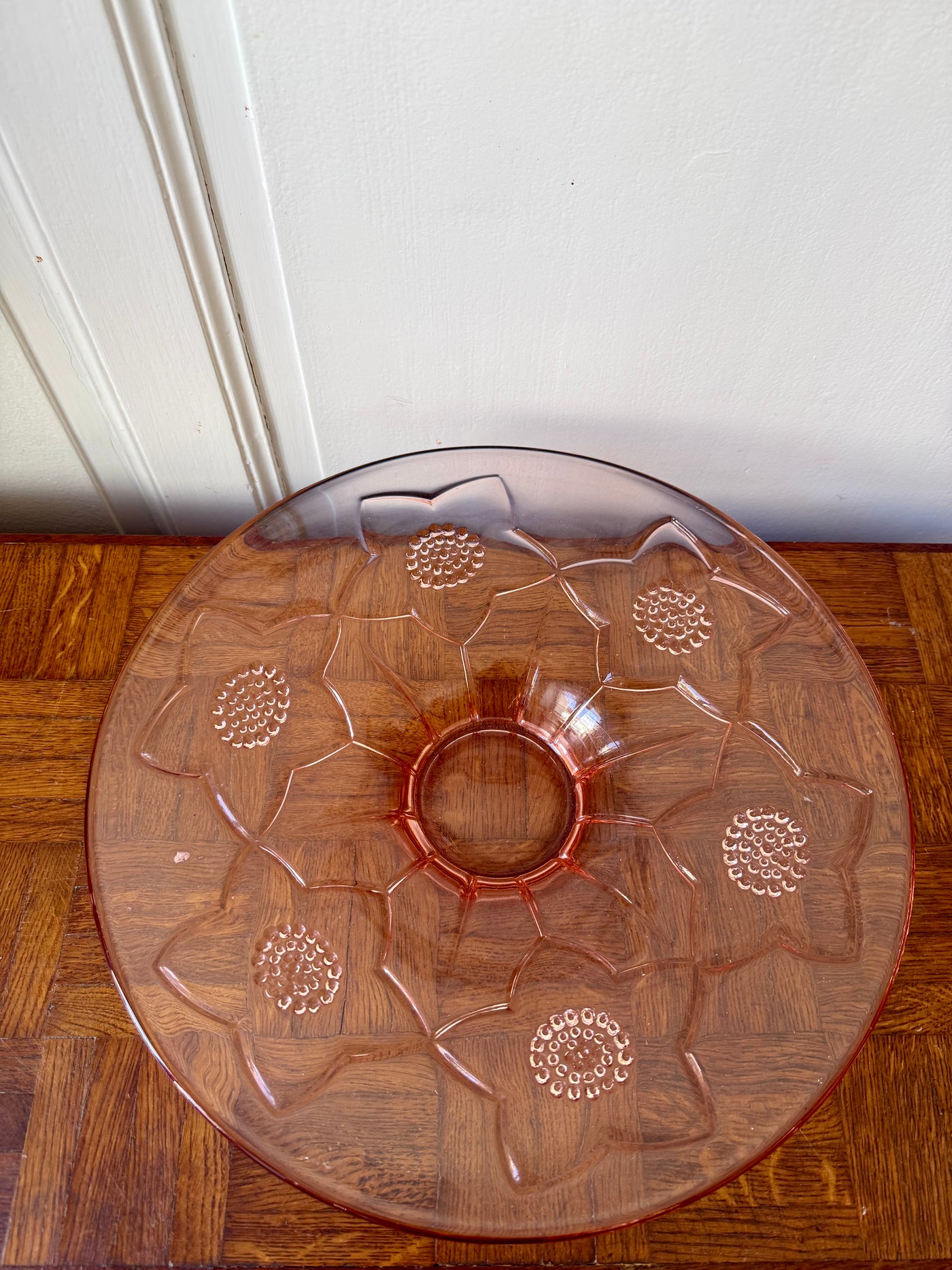 Plat en rosaline - motifs floraux