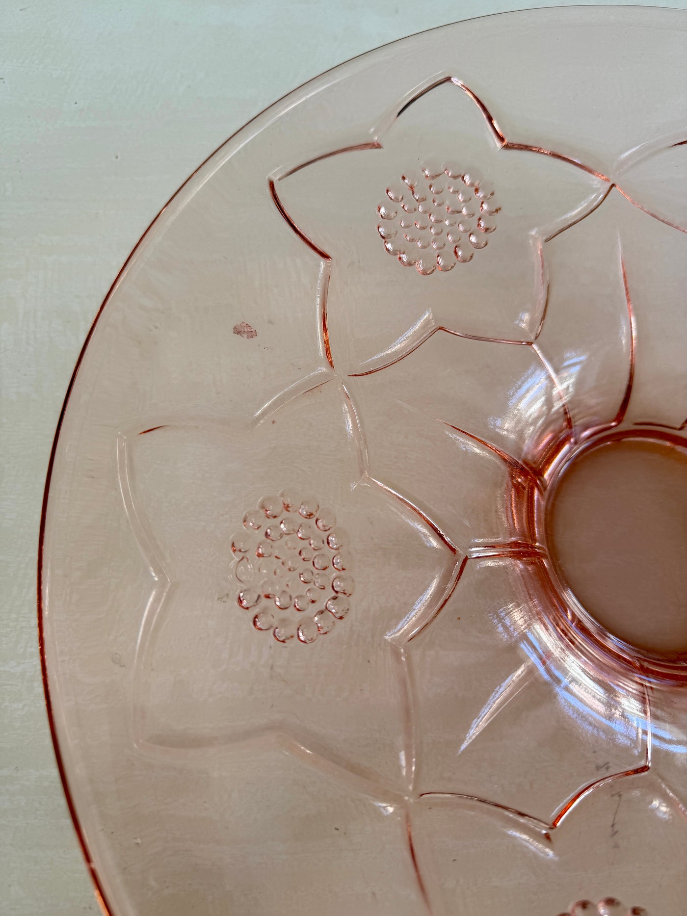 Plat en rosaline - motifs floraux