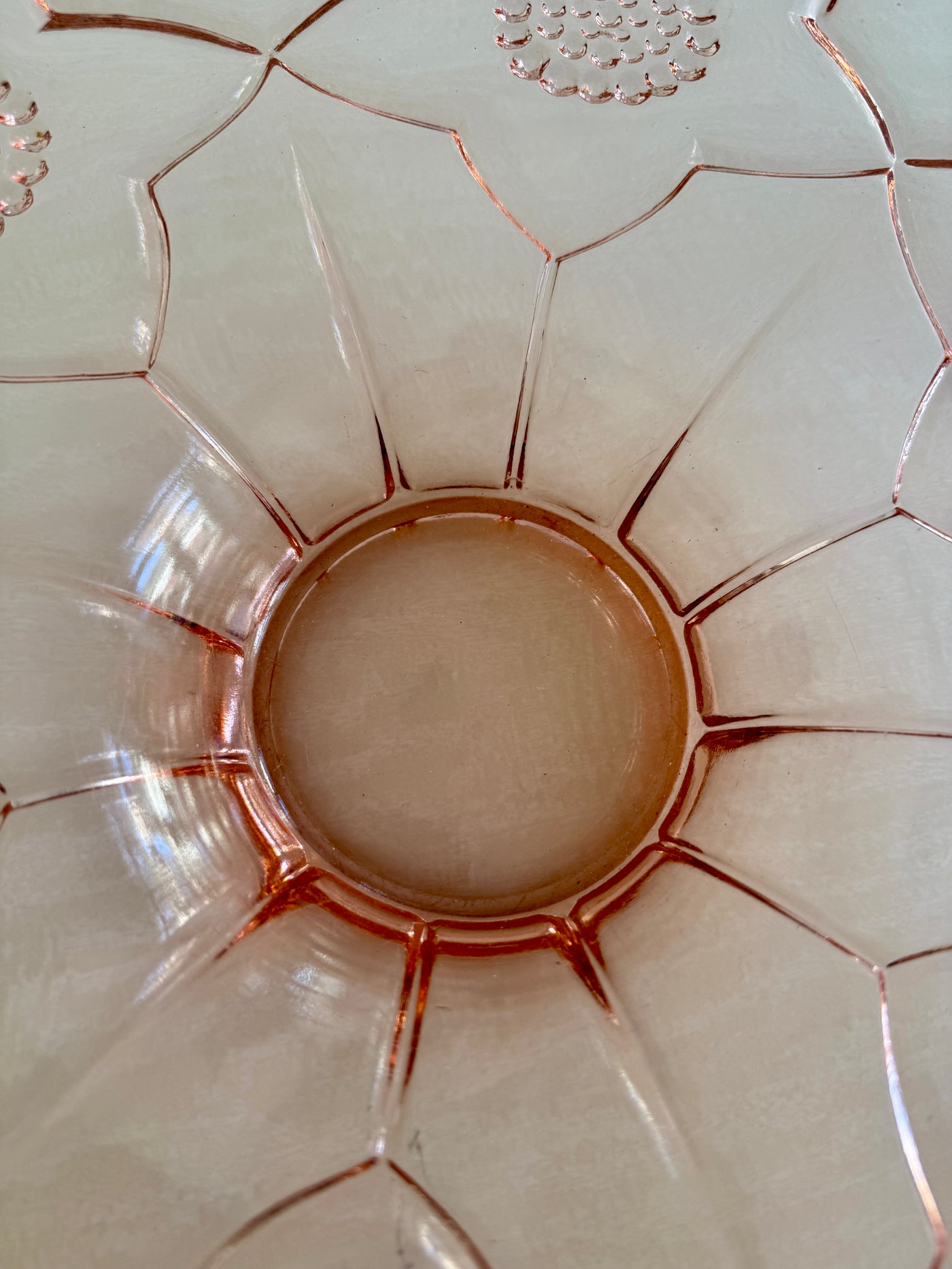 Plat en rosaline - motifs floraux