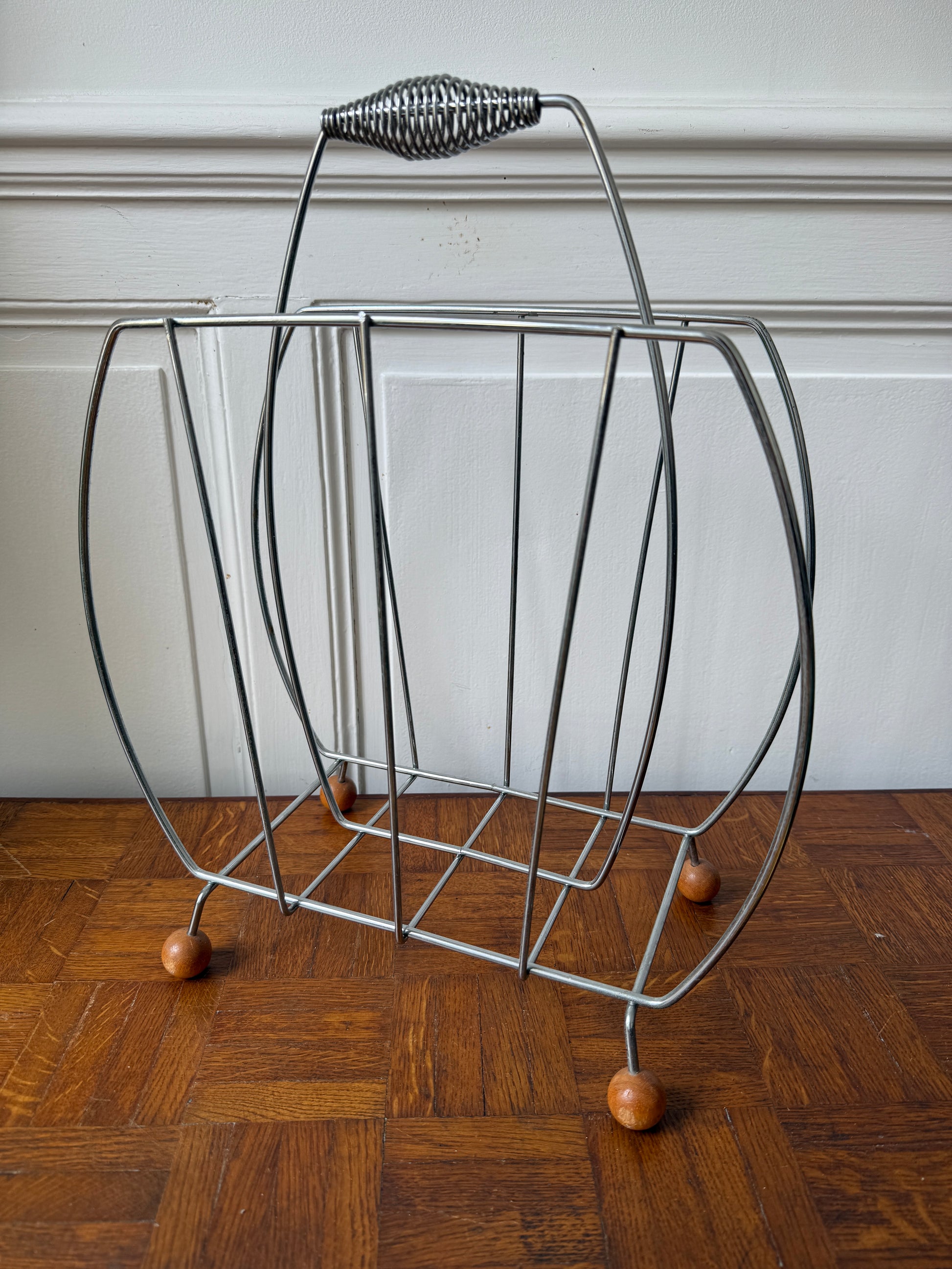 Porte-revues vintage Razzia des années 60/70 en métal avec design rétro, idéal pour rangement élégant.
