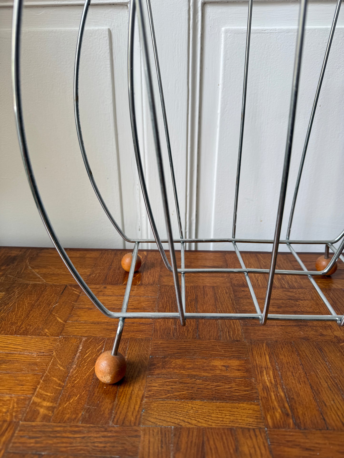 Porte-revues vintage Razzia des années 60/70 avec design rétro, en métal avec finitions colorées, idéal pour la décoration.