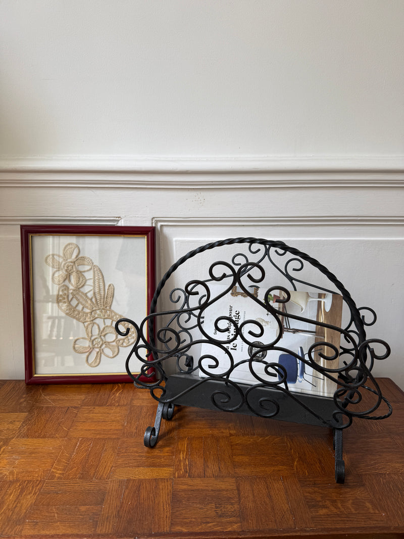 Porte-revues en fer forgé Razzia avec motifs décoratifs, idéal pour organiser magazines et journaux dans un intérieur élégant.