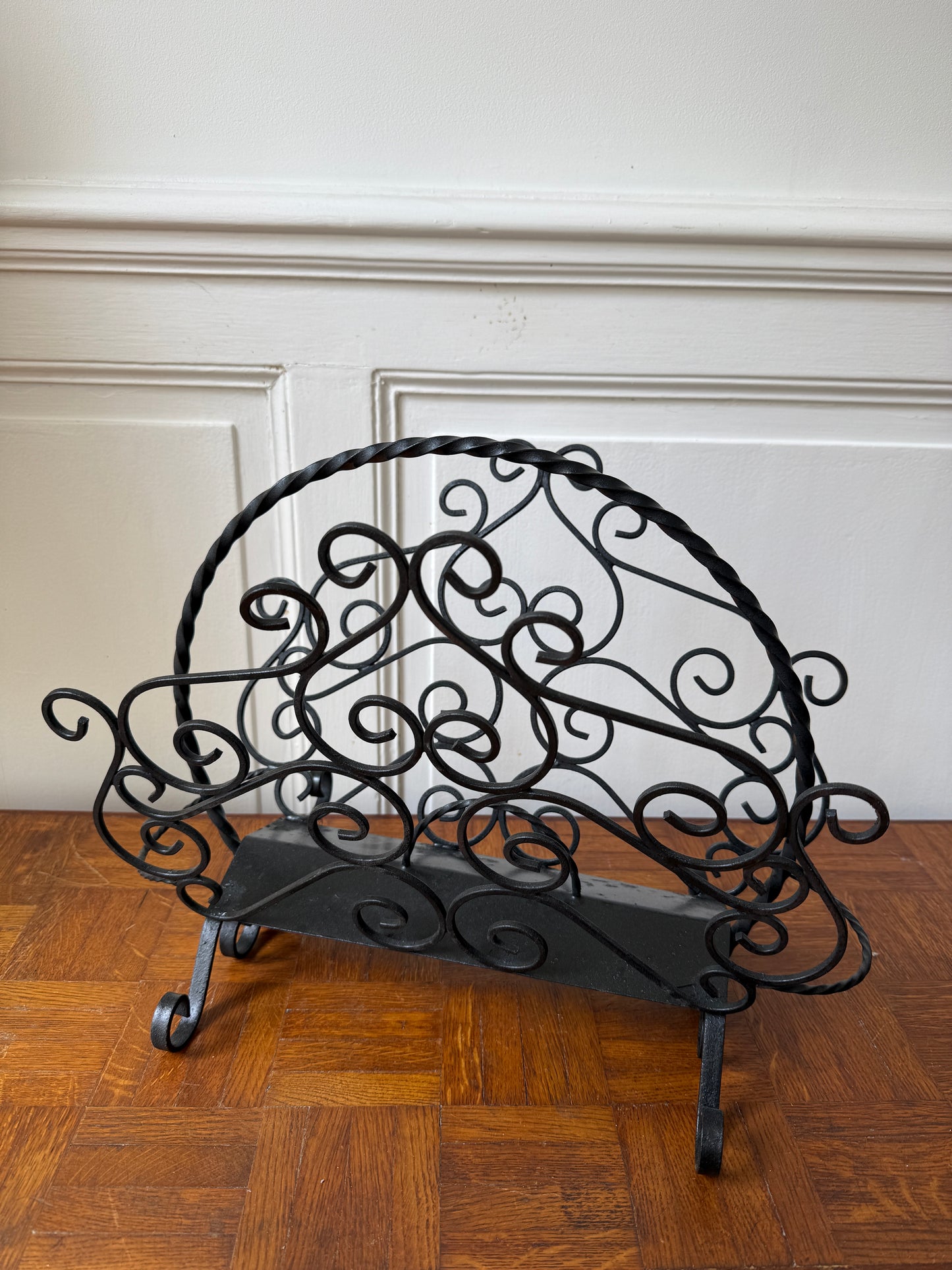 Porte-revues en fer forgé Razzia avec motifs décoratifs, idéal pour organiser magazines et journaux dans un intérieur élégant.