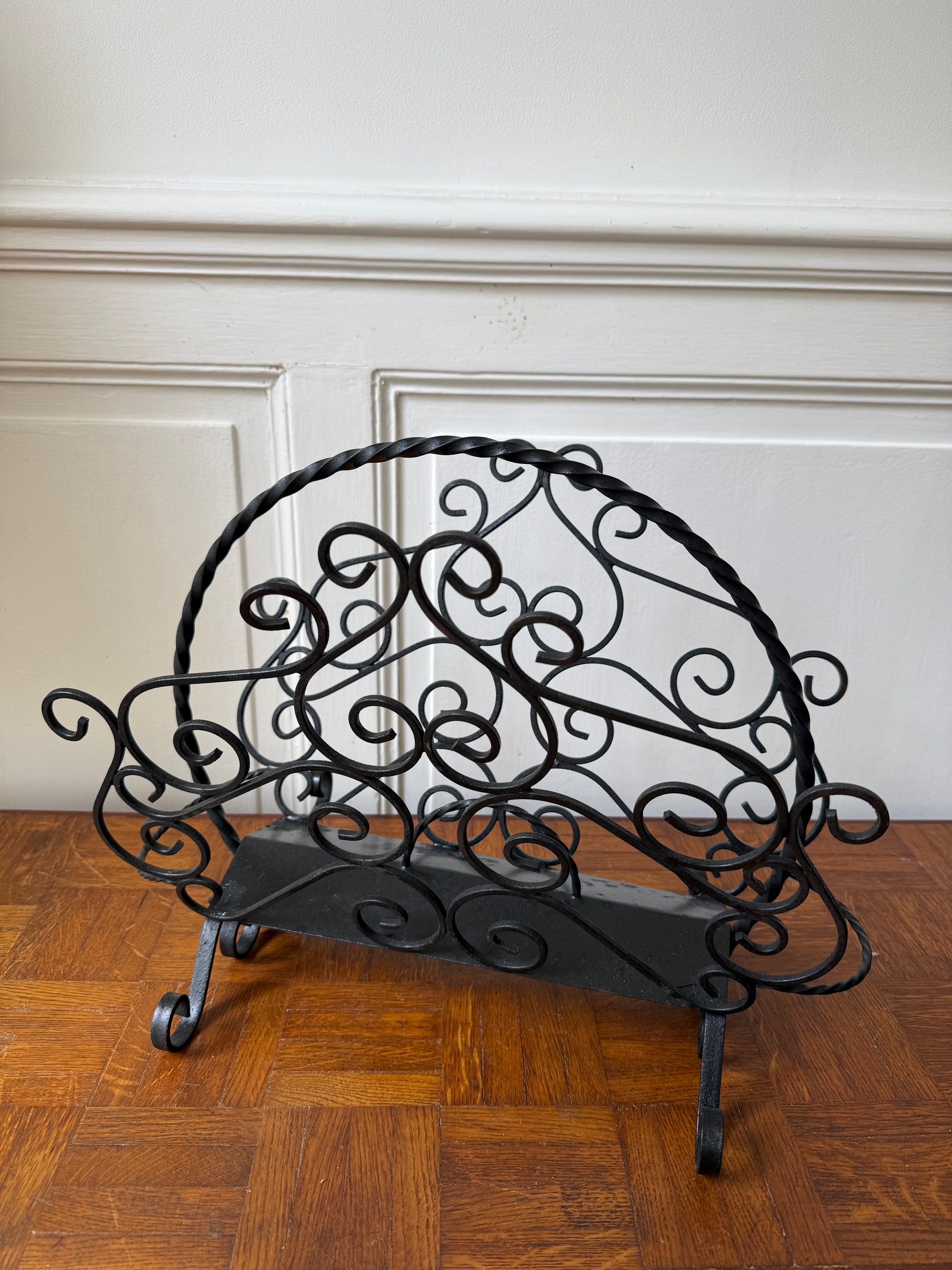Porte-revues en fer forgé Razzia avec motifs décoratifs, idéal pour organiser magazines et journaux dans un intérieur élégant.