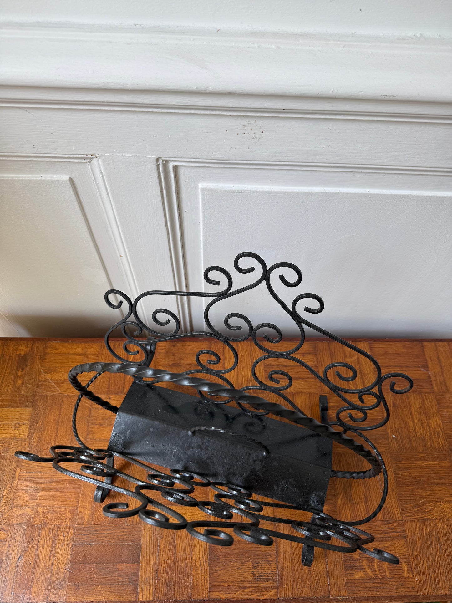 Porte-revues en fer forgé Razzia avec design élégant et structure robuste, idéal pour organiser des magazines et journaux.