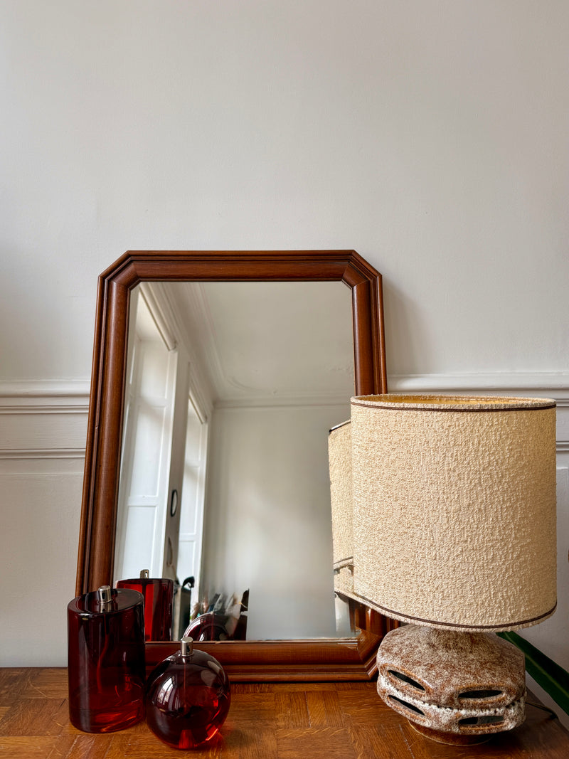Miroir avec cadre en bois ancien de la marque Razzia, reflet dans le miroir avec détails du cadre en bois patiné.