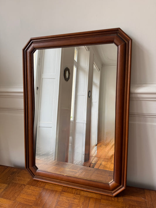 Miroir avec cadre en bois ancien, style vintage, par Razzia, reflet clair, décoration élégante pour intérieur classique.