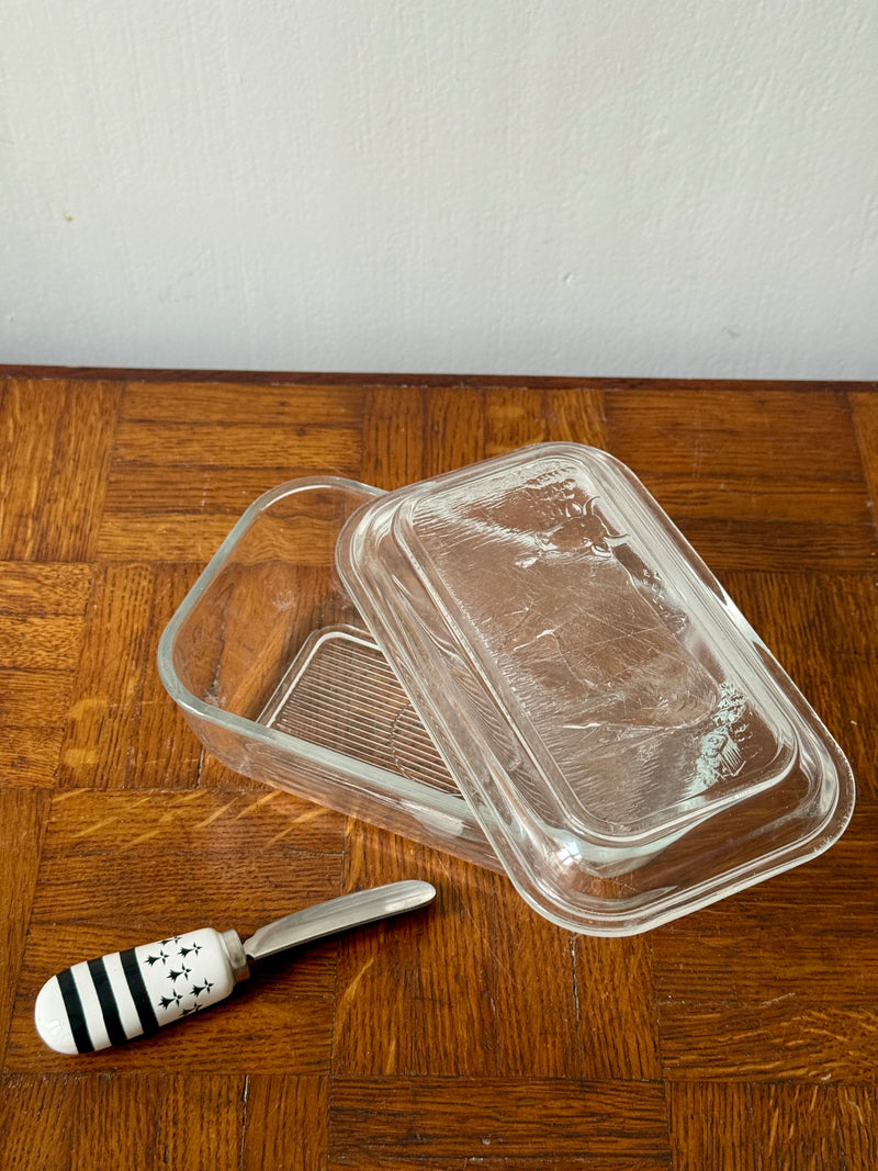 Beurrier Luminarc Razzia en céramique blanche avec couvercle en verre, design élégant pour servir du beurre.